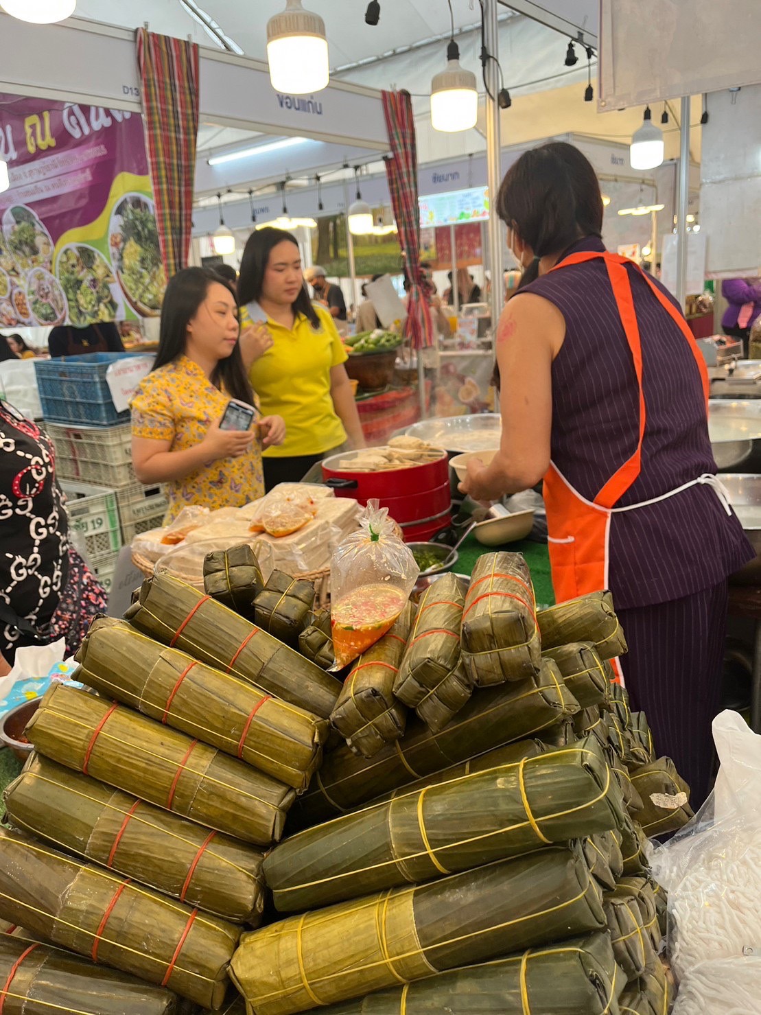 กระตุ้นเศรษฐกิจเมืองคนดี  8.6 ล้านบาท ในวันที่ 4 งาน “OTOP ทั่วไทยร่วมใจ @ สุราษฎร์ธานี” ณ บริเวณสนามหน้าศาลากลางจังหวัดสุราษฎร์ธานี