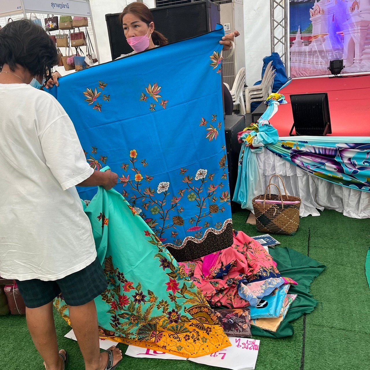 กระตุ้นเศรษฐกิจเมืองคนดี  8.6 ล้านบาท ในวันที่ 4 งาน “OTOP ทั่วไทยร่วมใจ @ สุราษฎร์ธานี” ณ บริเวณสนามหน้าศาลากลางจังหวัดสุราษฎร์ธานี