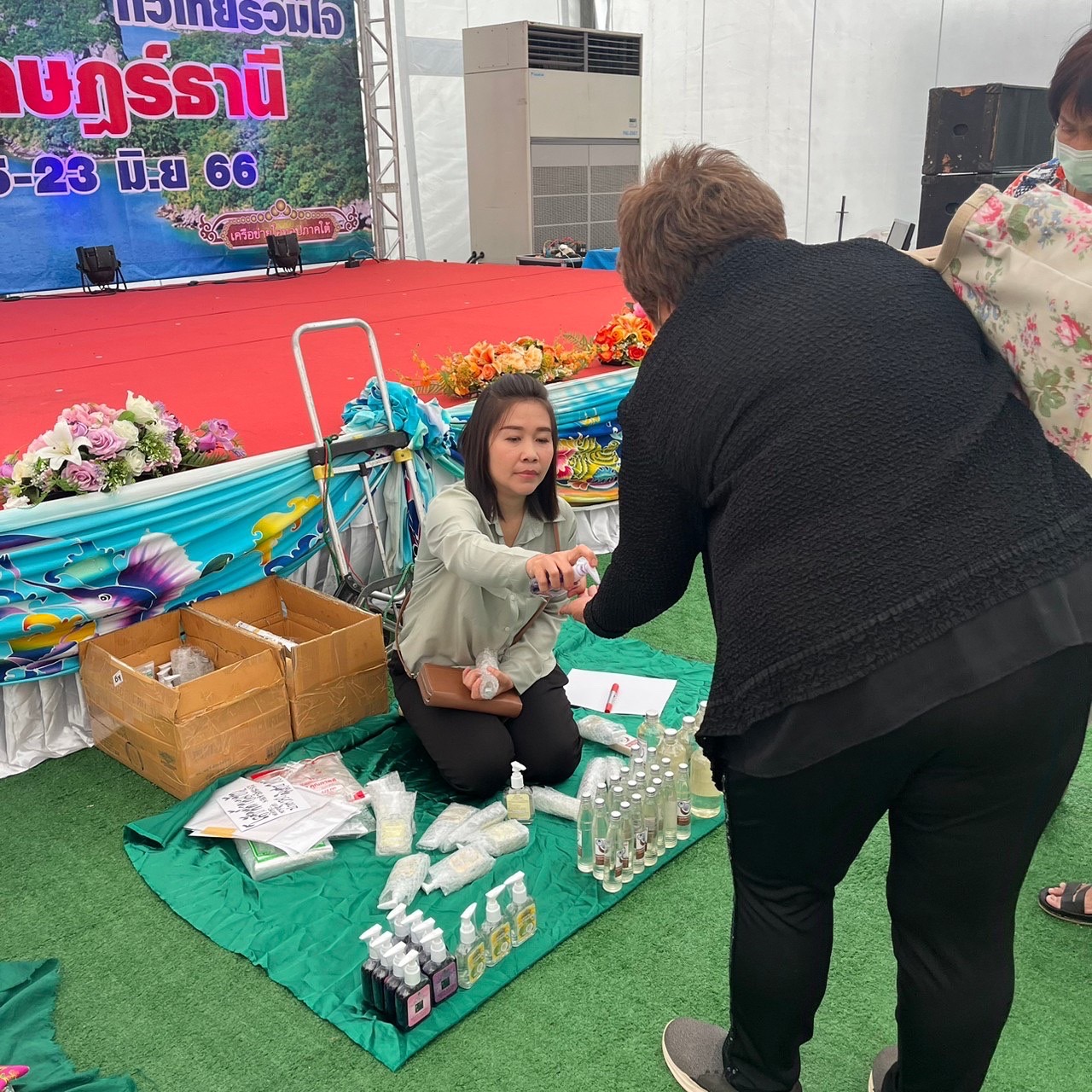 กระตุ้นเศรษฐกิจเมืองคนดี  8.6 ล้านบาท ในวันที่ 4 งาน “OTOP ทั่วไทยร่วมใจ @ สุราษฎร์ธานี” ณ บริเวณสนามหน้าศาลากลางจังหวัดสุราษฎร์ธานี