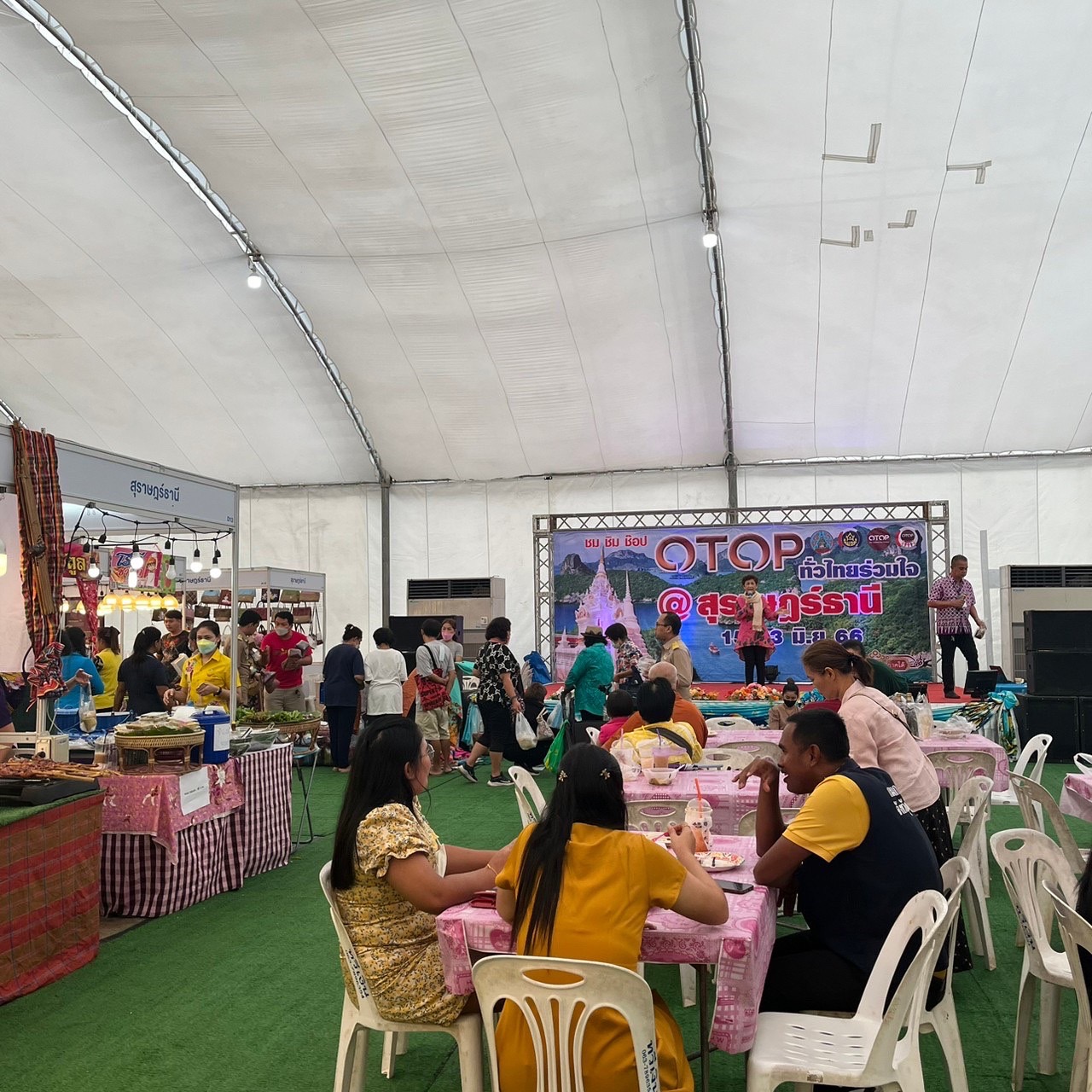 กระตุ้นเศรษฐกิจเมืองคนดี  8.6 ล้านบาท ในวันที่ 4 งาน “OTOP ทั่วไทยร่วมใจ @ สุราษฎร์ธานี” ณ บริเวณสนามหน้าศาลากลางจังหวัดสุราษฎร์ธานี