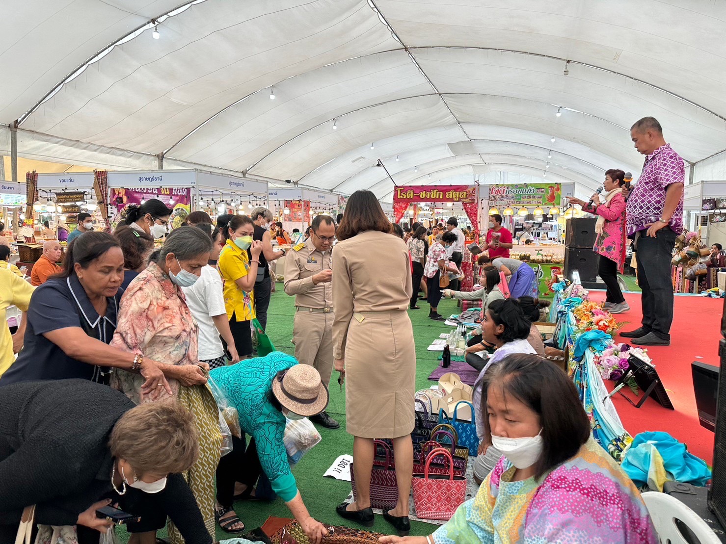 กระตุ้นเศรษฐกิจเมืองคนดี  8.6 ล้านบาท ในวันที่ 4 งาน “OTOP ทั่วไทยร่วมใจ @ สุราษฎร์ธานี” ณ บริเวณสนามหน้าศาลากลางจังหวัดสุราษฎร์ธานี