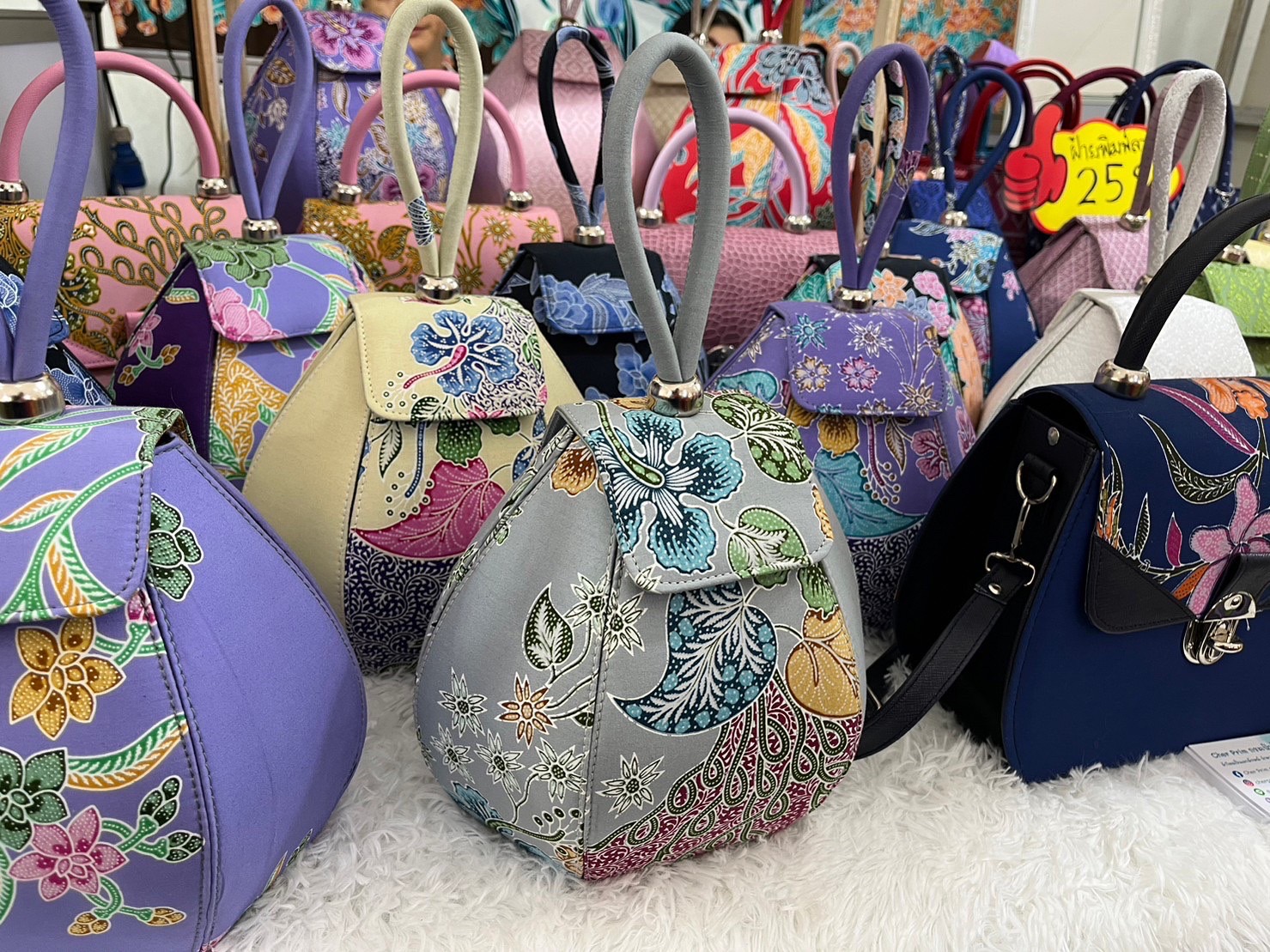 กระตุ้นเศรษฐกิจเมืองคนดี  8.6 ล้านบาท ในวันที่ 4 งาน “OTOP ทั่วไทยร่วมใจ @ สุราษฎร์ธานี” ณ บริเวณสนามหน้าศาลากลางจังหวัดสุราษฎร์ธานี