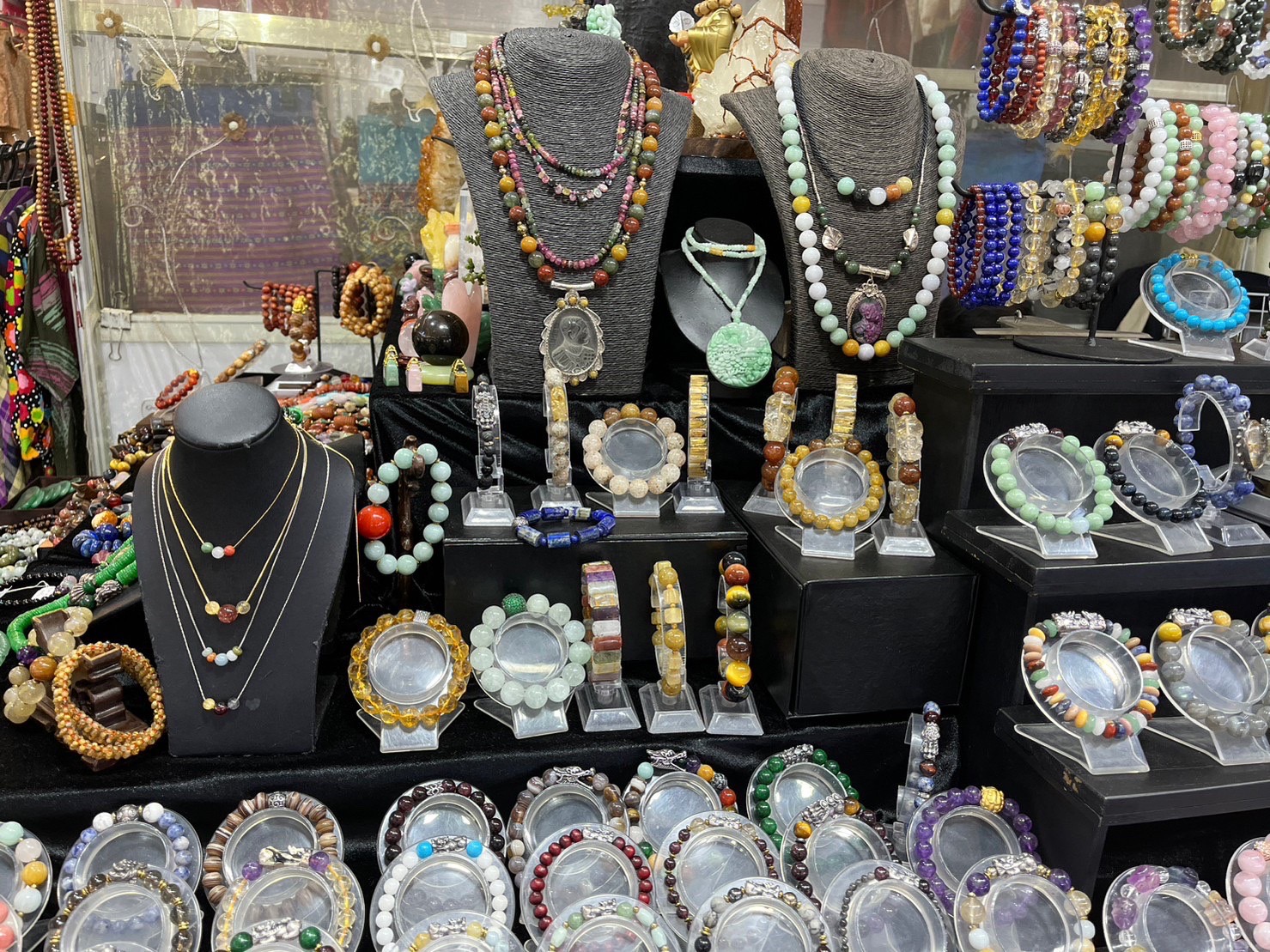 กระตุ้นเศรษฐกิจเมืองคนดี  8.6 ล้านบาท ในวันที่ 4 งาน “OTOP ทั่วไทยร่วมใจ @ สุราษฎร์ธานี” ณ บริเวณสนามหน้าศาลากลางจังหวัดสุราษฎร์ธานี