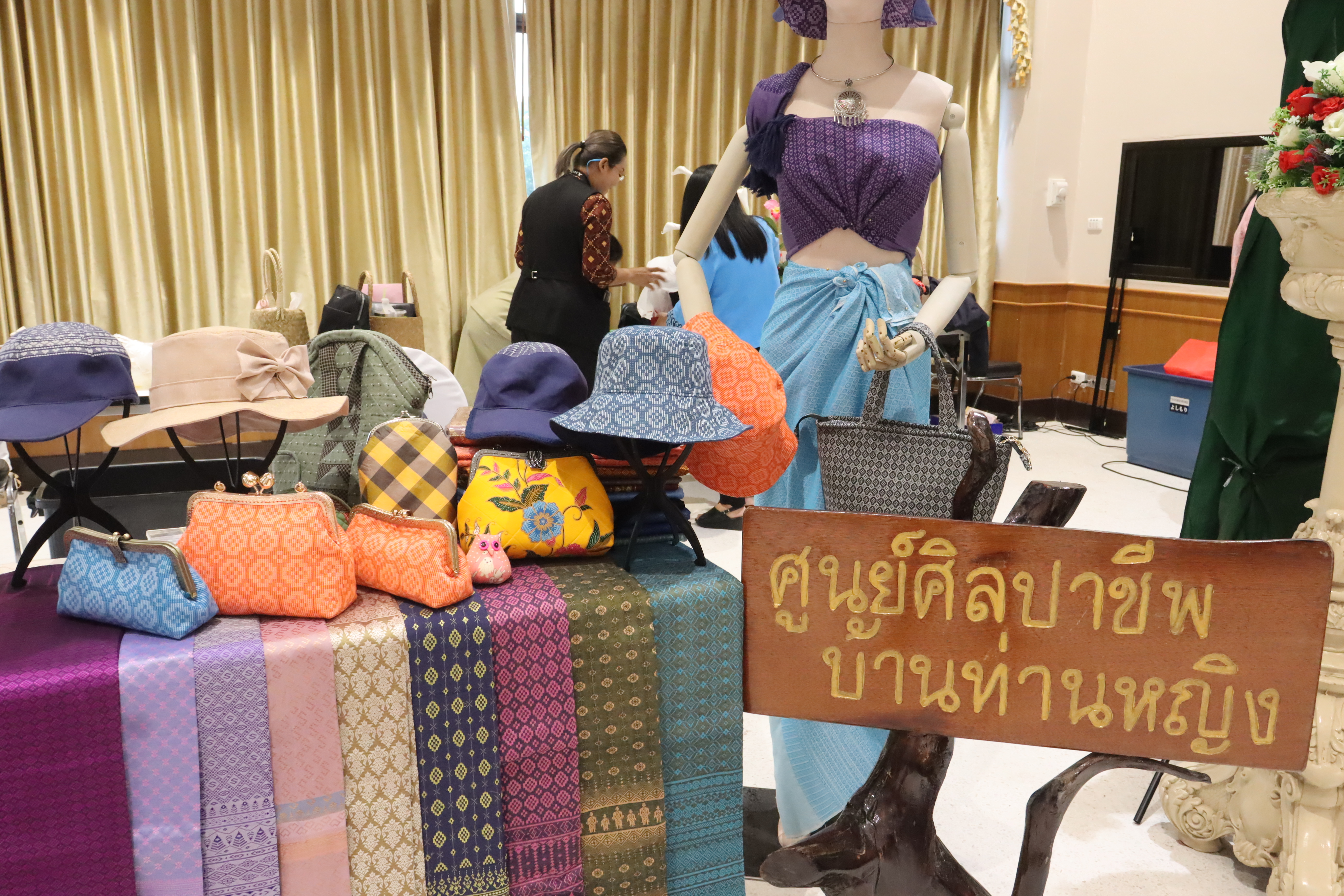 พช.สุราษฎร์ จัดมหกรรมไกล่เกลี่ยและลดความเดือดร้อนให้แก่ลูกหนี้กองทุนพัฒนาบทบาทสตรี