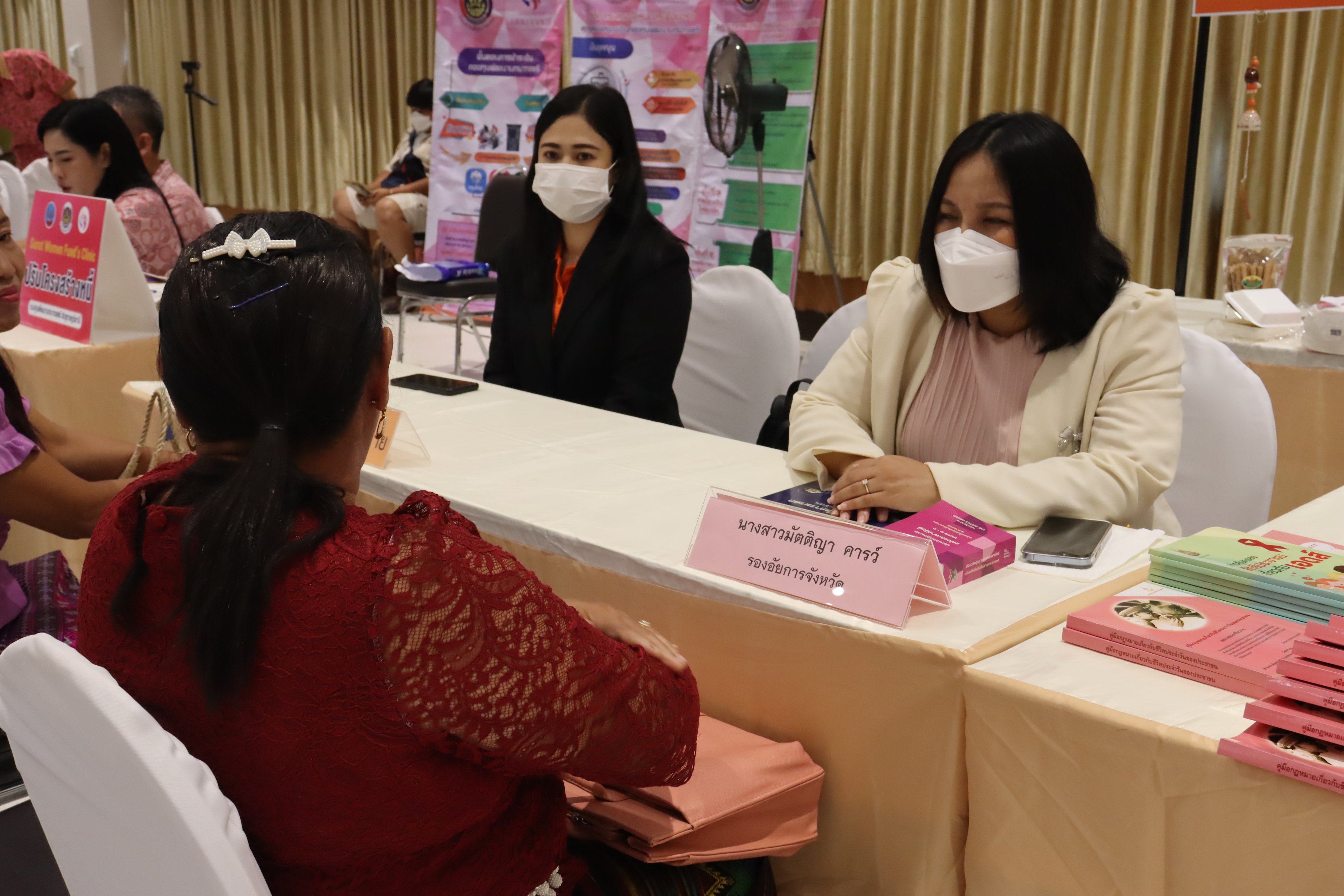 พช.สุราษฎร์ จัดมหกรรมไกล่เกลี่ยและลดความเดือดร้อนให้แก่ลูกหนี้กองทุนพัฒนาบทบาทสตรี