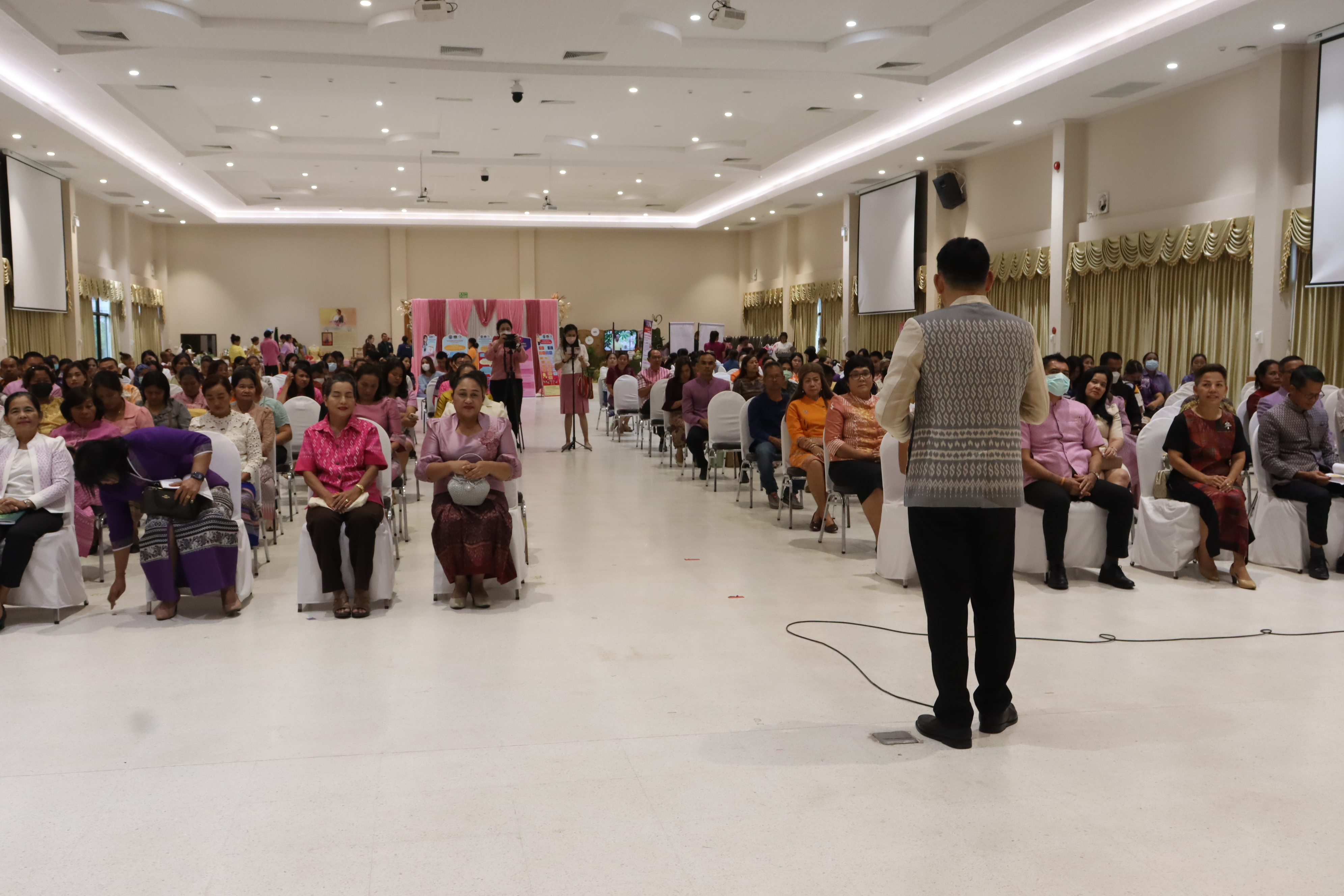 พช.สุราษฎร์ จัดมหกรรมไกล่เกลี่ยและลดความเดือดร้อนให้แก่ลูกหนี้กองทุนพัฒนาบทบาทสตรี