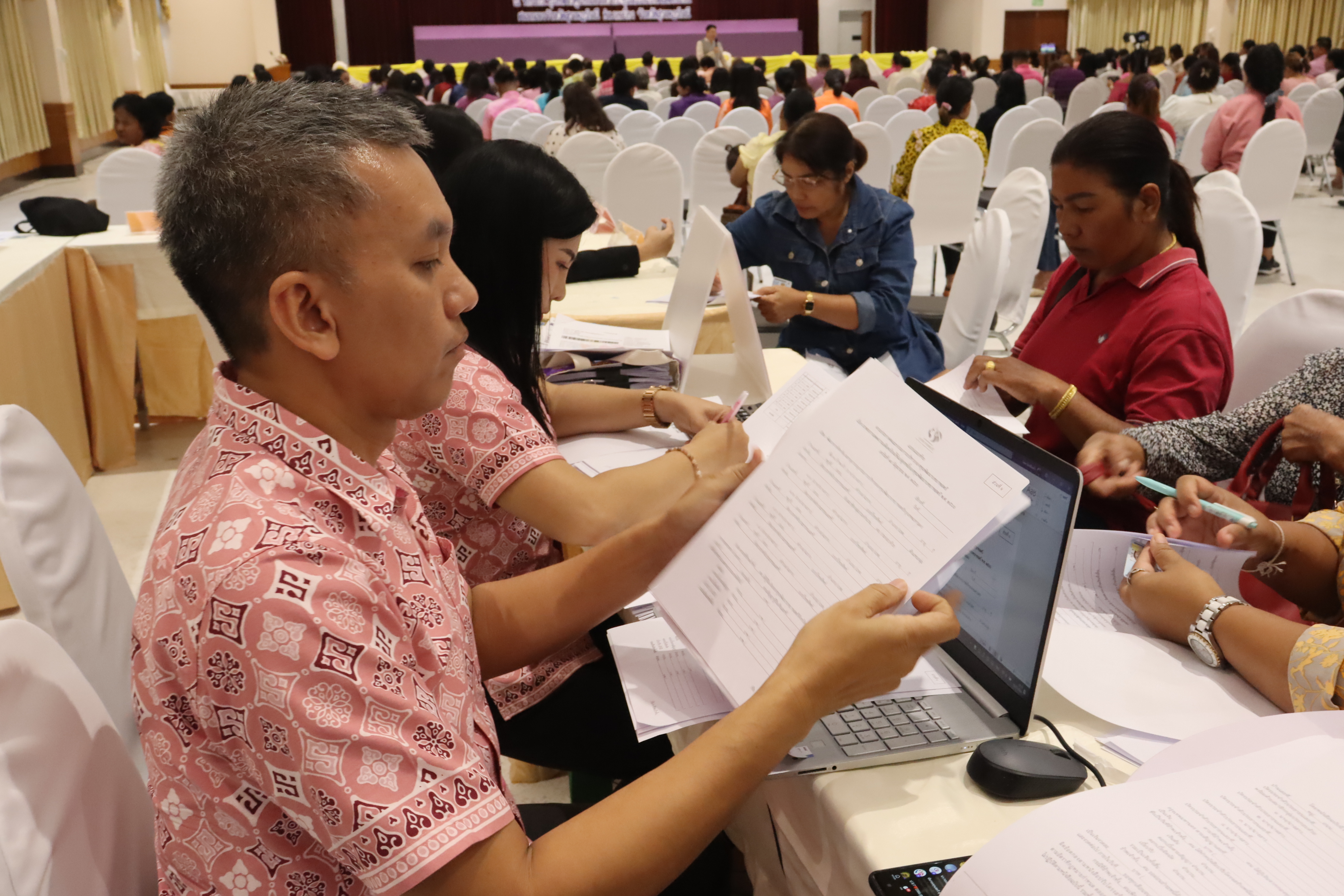 พช.สุราษฎร์ จัดมหกรรมไกล่เกลี่ยและลดความเดือดร้อนให้แก่ลูกหนี้กองทุนพัฒนาบทบาทสตรี