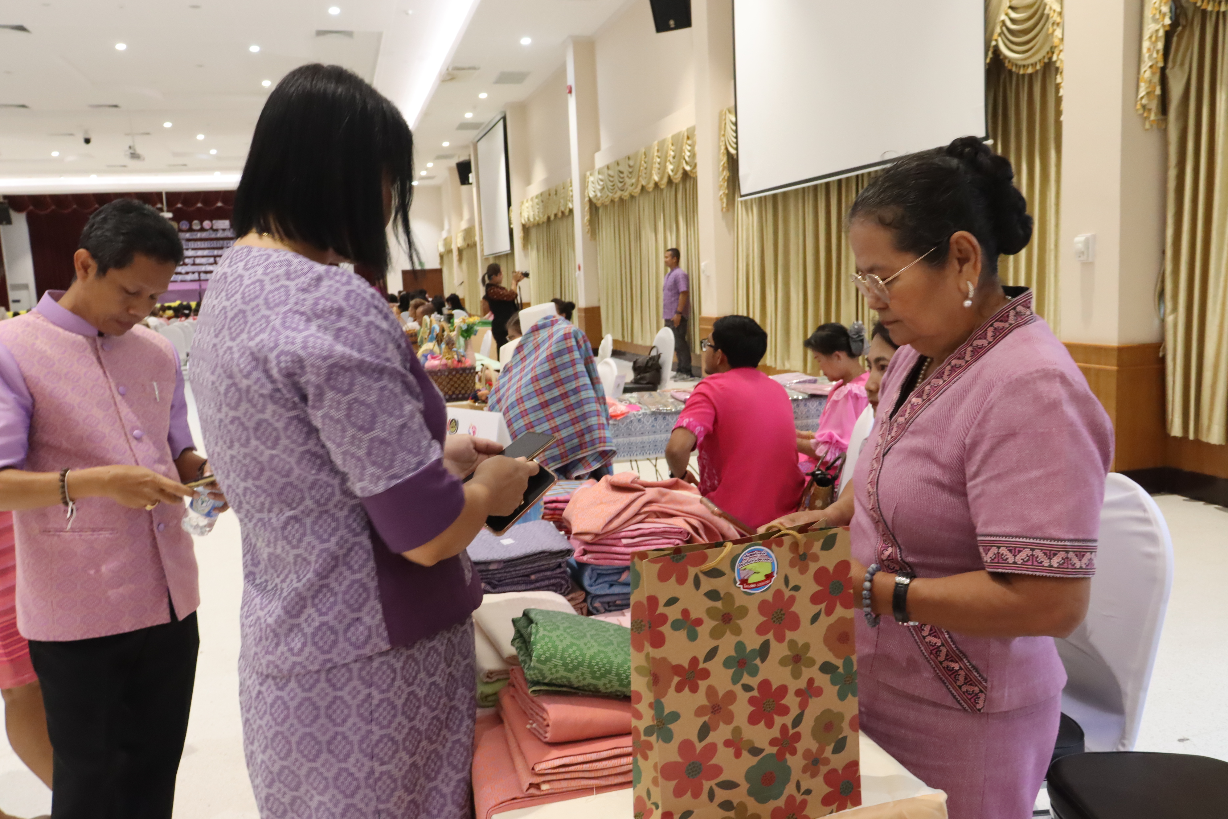 พช.สุราษฎร์ จัดมหกรรมไกล่เกลี่ยและลดความเดือดร้อนให้แก่ลูกหนี้กองทุนพัฒนาบทบาทสตรี