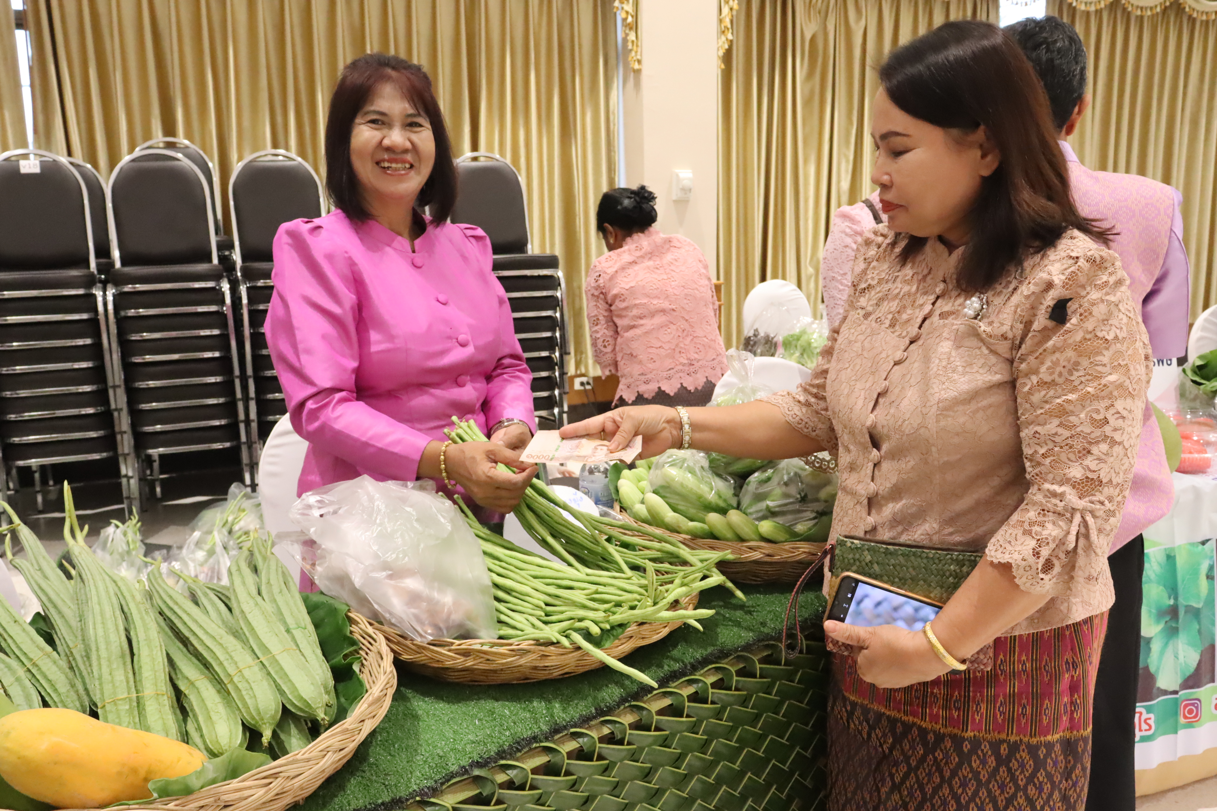 พช.สุราษฎร์ จัดมหกรรมไกล่เกลี่ยและลดความเดือดร้อนให้แก่ลูกหนี้กองทุนพัฒนาบทบาทสตรี