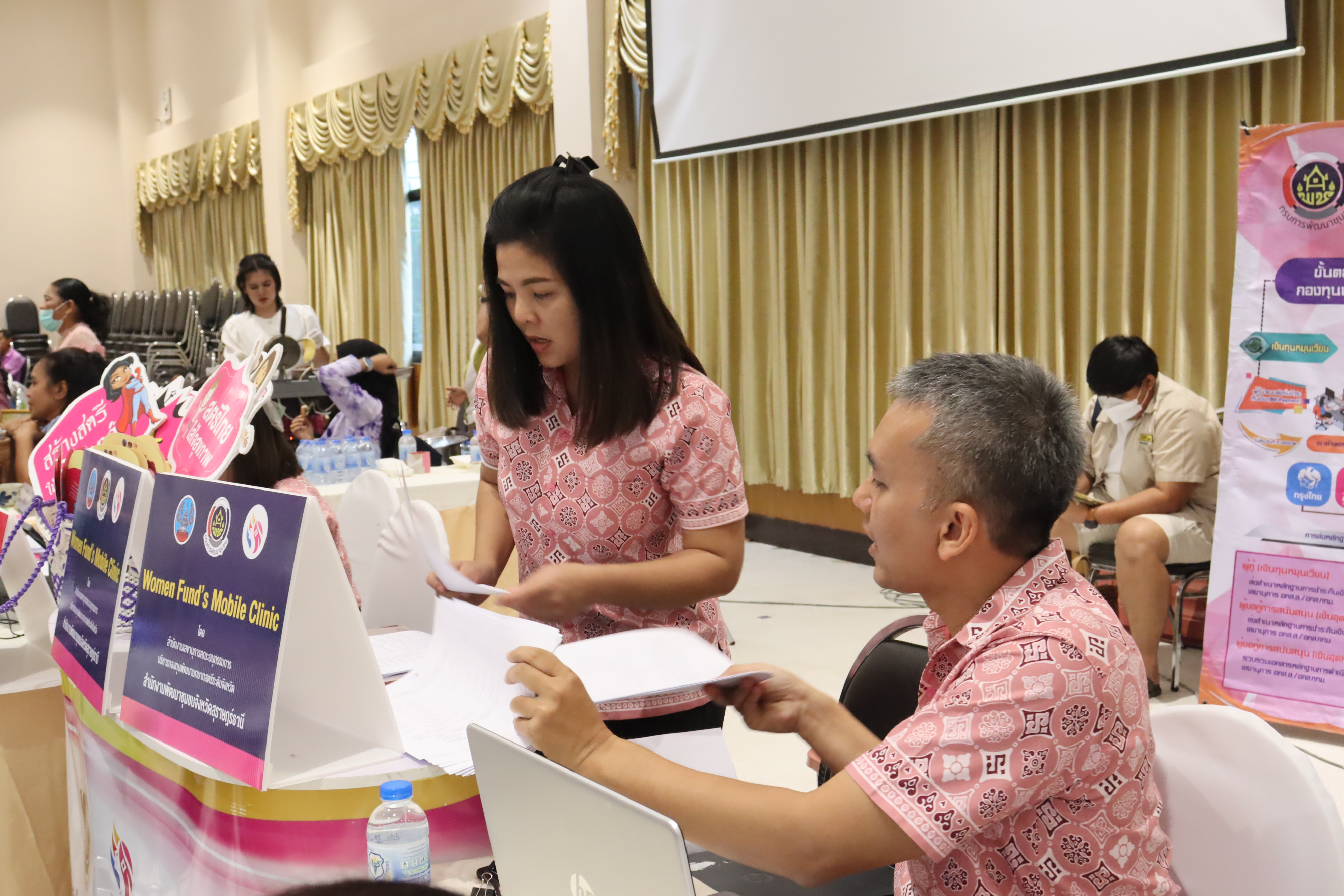 พช.สุราษฎร์ จัดมหกรรมไกล่เกลี่ยและลดความเดือดร้อนให้แก่ลูกหนี้กองทุนพัฒนาบทบาทสตรี