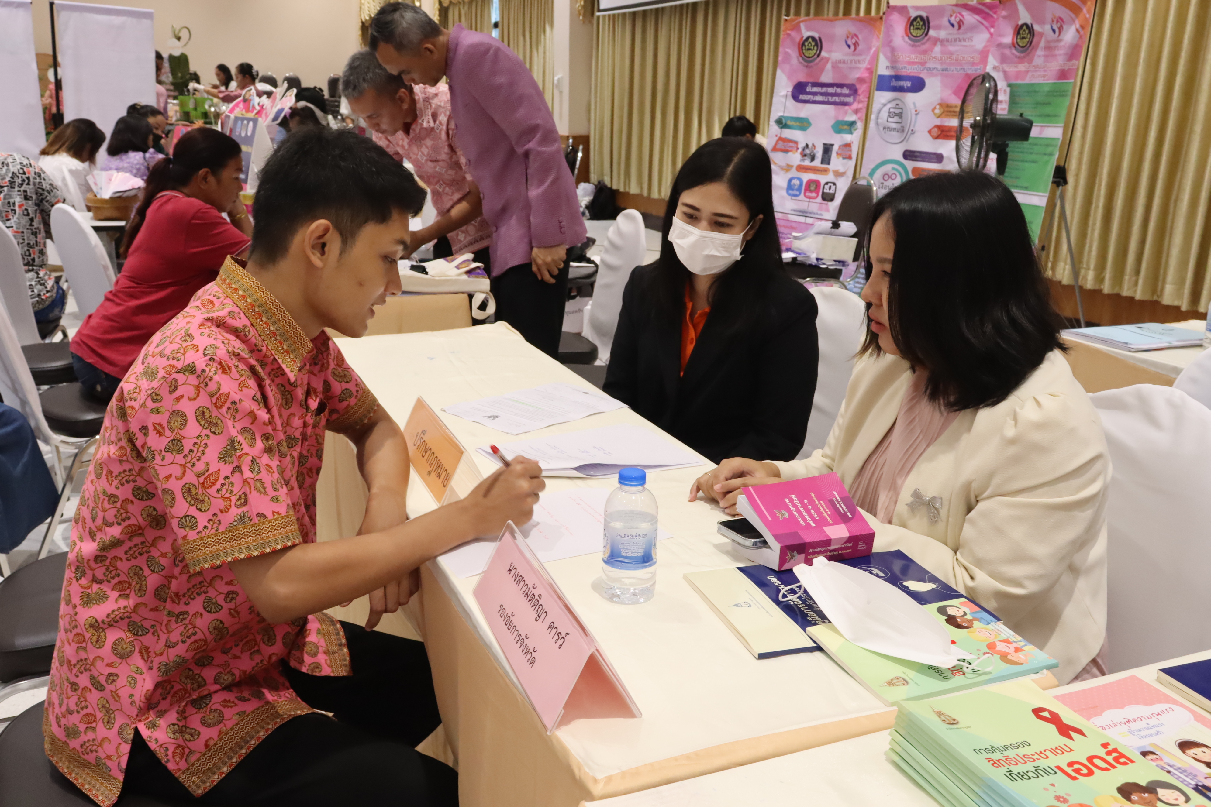 พช.สุราษฎร์ จัดมหกรรมไกล่เกลี่ยและลดความเดือดร้อนให้แก่ลูกหนี้กองทุนพัฒนาบทบาทสตรี