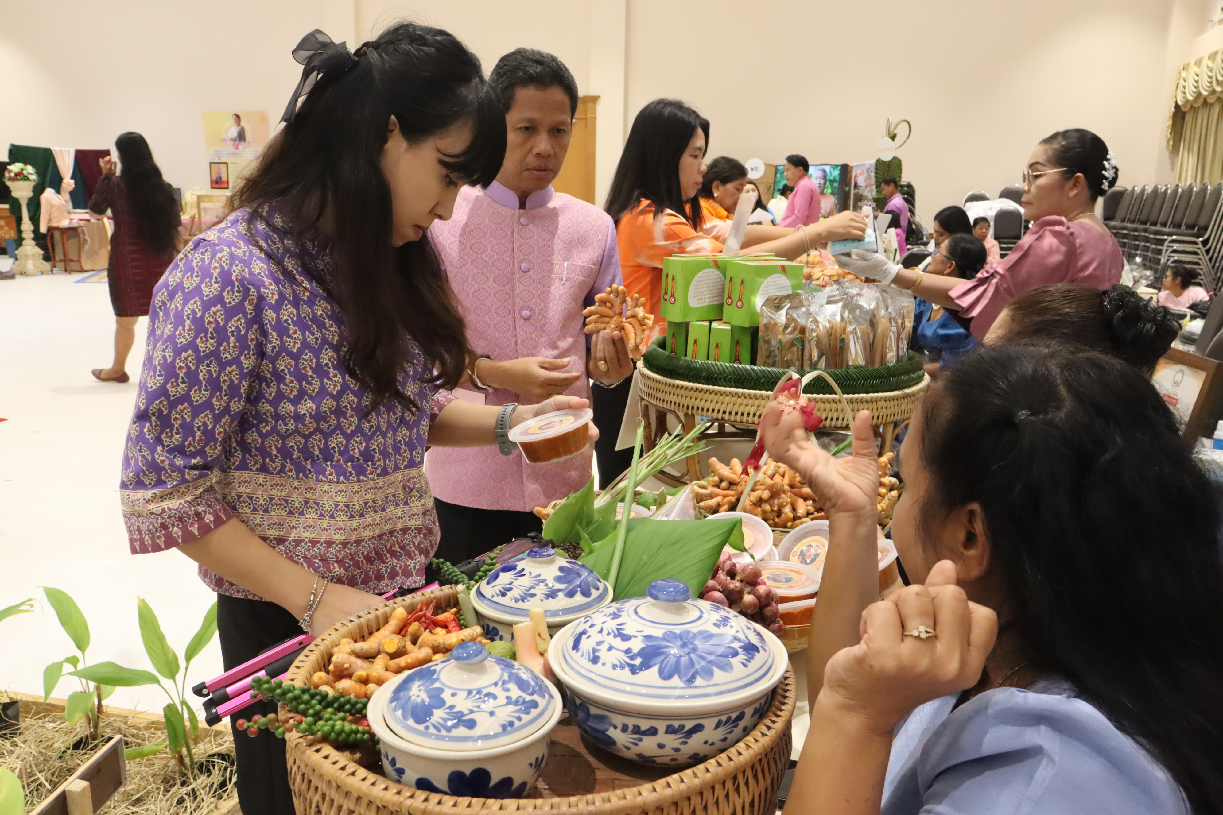 พช.สุราษฎร์ จัดมหกรรมไกล่เกลี่ยและลดความเดือดร้อนให้แก่ลูกหนี้กองทุนพัฒนาบทบาทสตรี