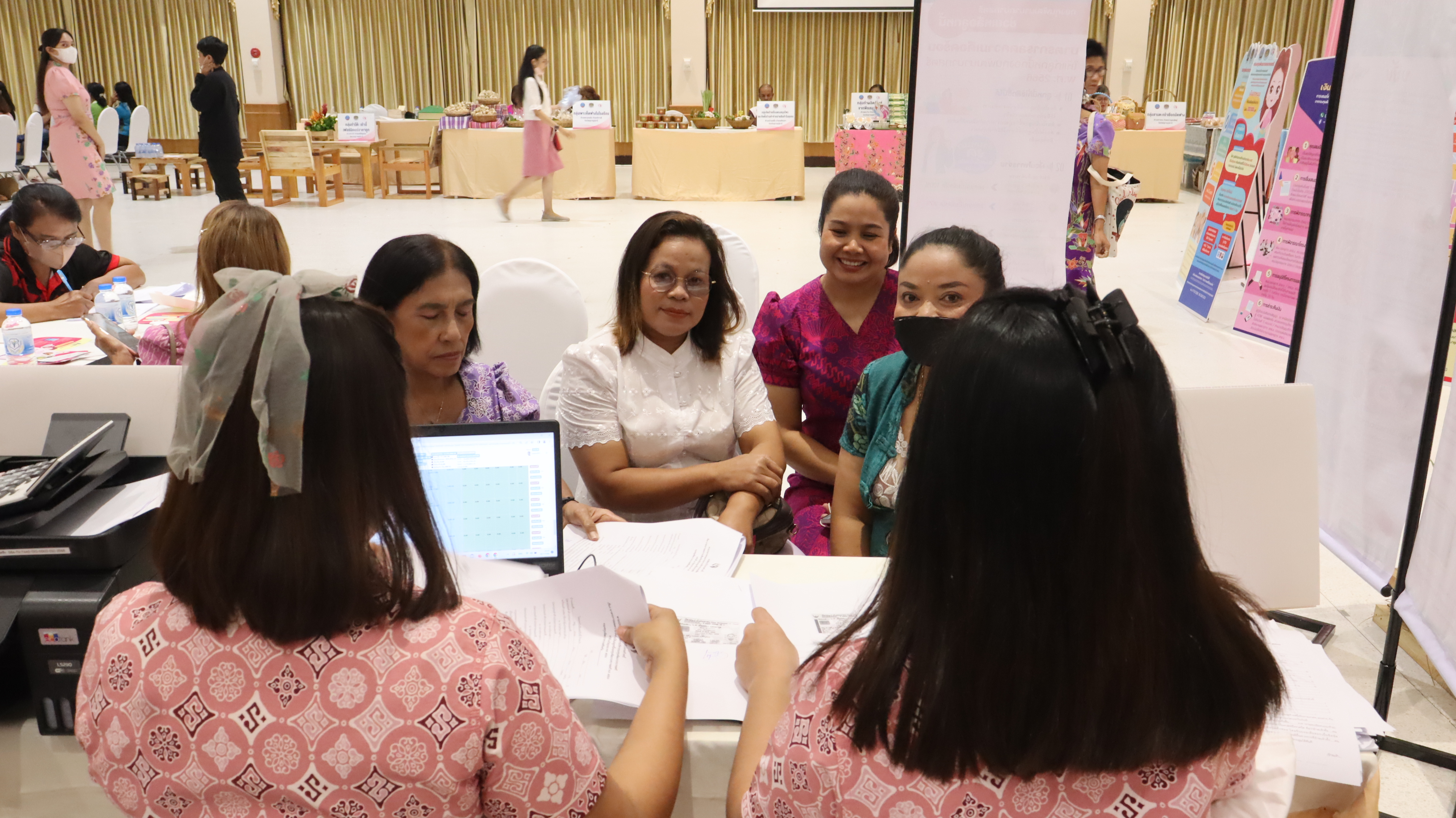 พช.สุราษฎร์ จัดมหกรรมไกล่เกลี่ยและลดความเดือดร้อนให้แก่ลูกหนี้กองทุนพัฒนาบทบาทสตรี