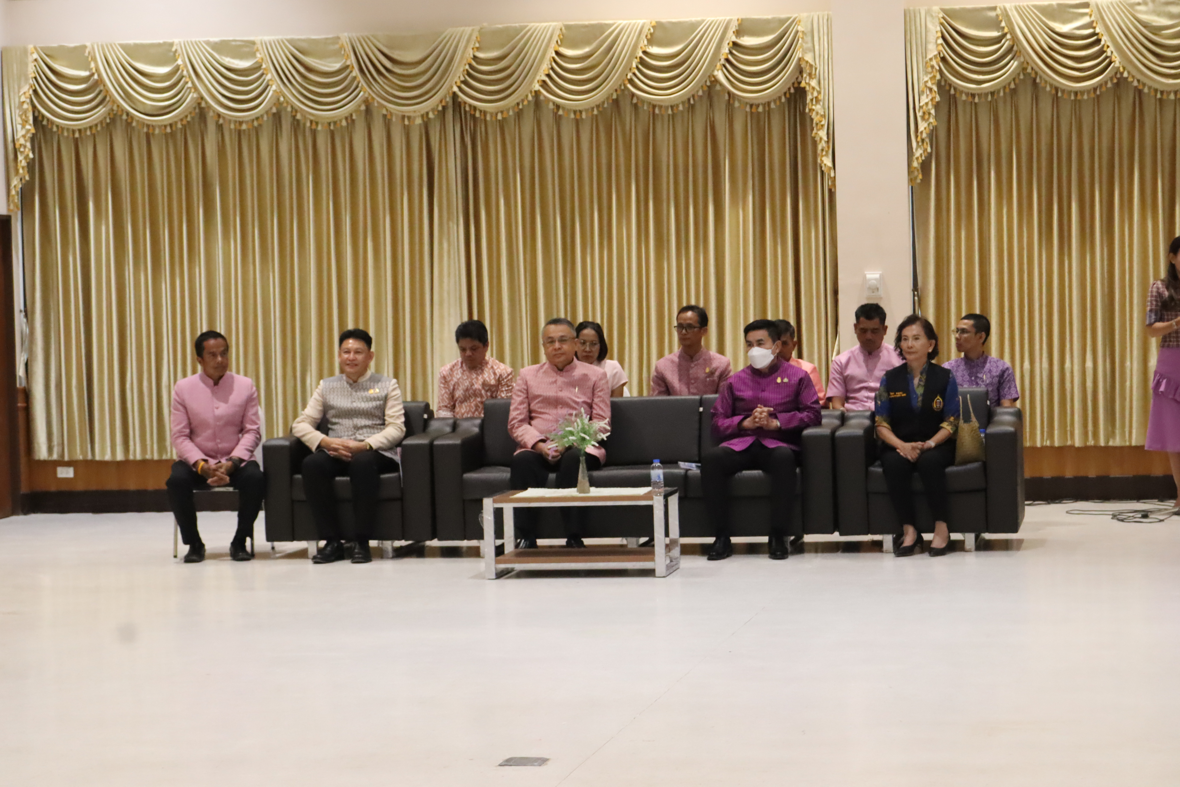 พช.สุราษฎร์ จัดมหกรรมไกล่เกลี่ยและลดความเดือดร้อนให้แก่ลูกหนี้กองทุนพัฒนาบทบาทสตรี