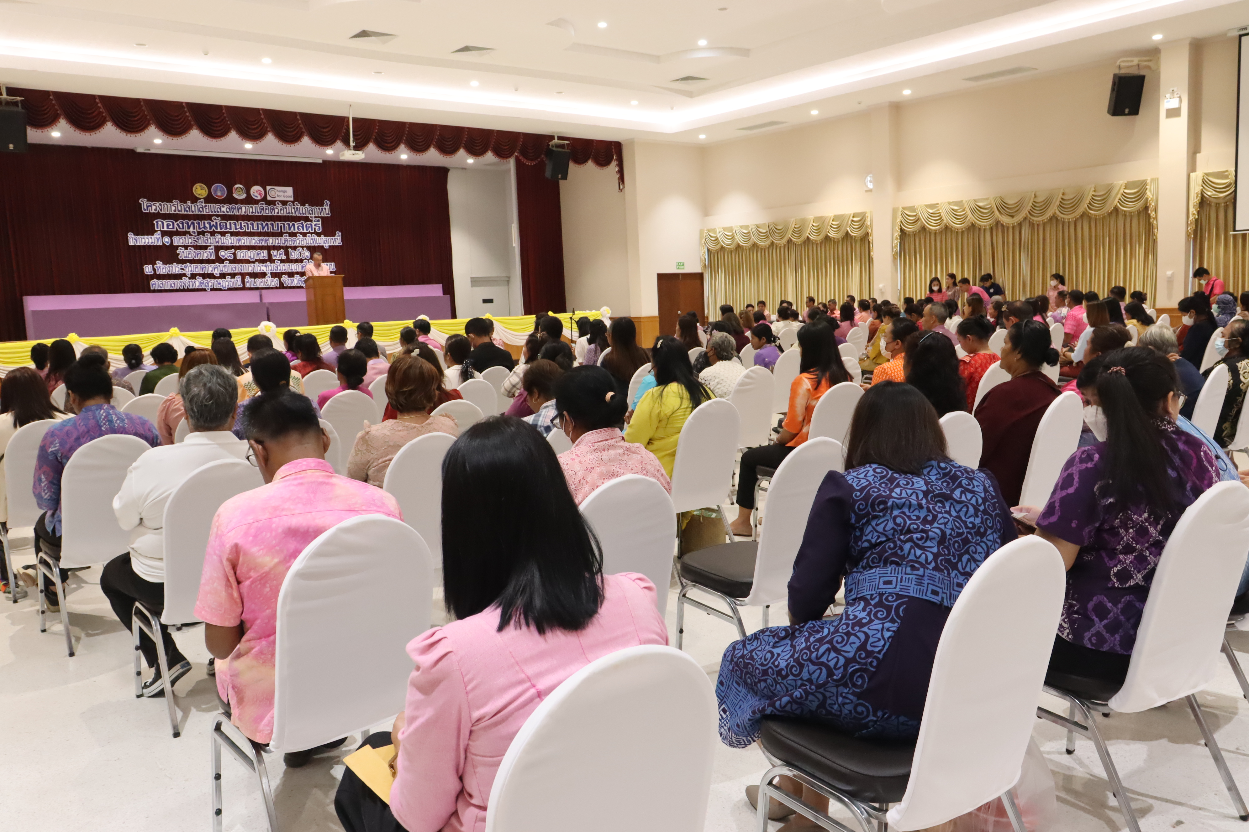 พช.สุราษฎร์ จัดมหกรรมไกล่เกลี่ยและลดความเดือดร้อนให้แก่ลูกหนี้กองทุนพัฒนาบทบาทสตรี