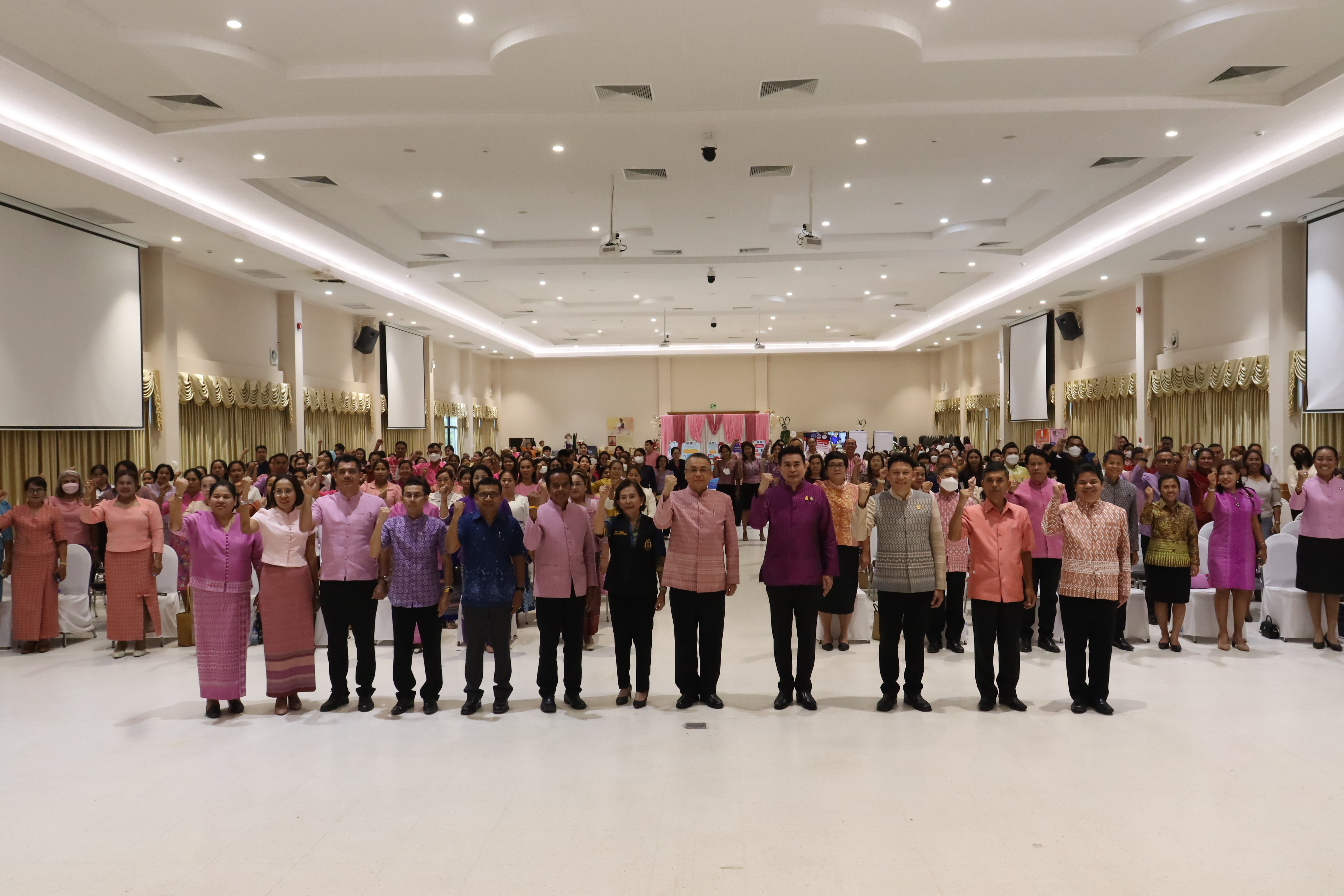 พช.สุราษฎร์ จัดมหกรรมไกล่เกลี่ยและลดความเดือดร้อนให้แก่ลูกหนี้กองทุนพัฒนาบทบาทสตรี