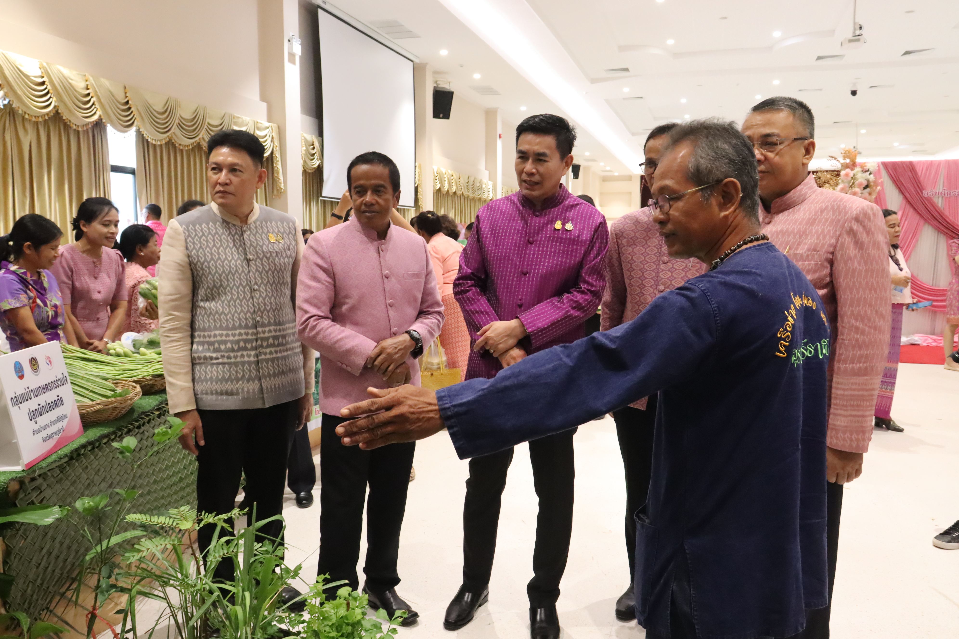 พช.สุราษฎร์ จัดมหกรรมไกล่เกลี่ยและลดความเดือดร้อนให้แก่ลูกหนี้กองทุนพัฒนาบทบาทสตรี