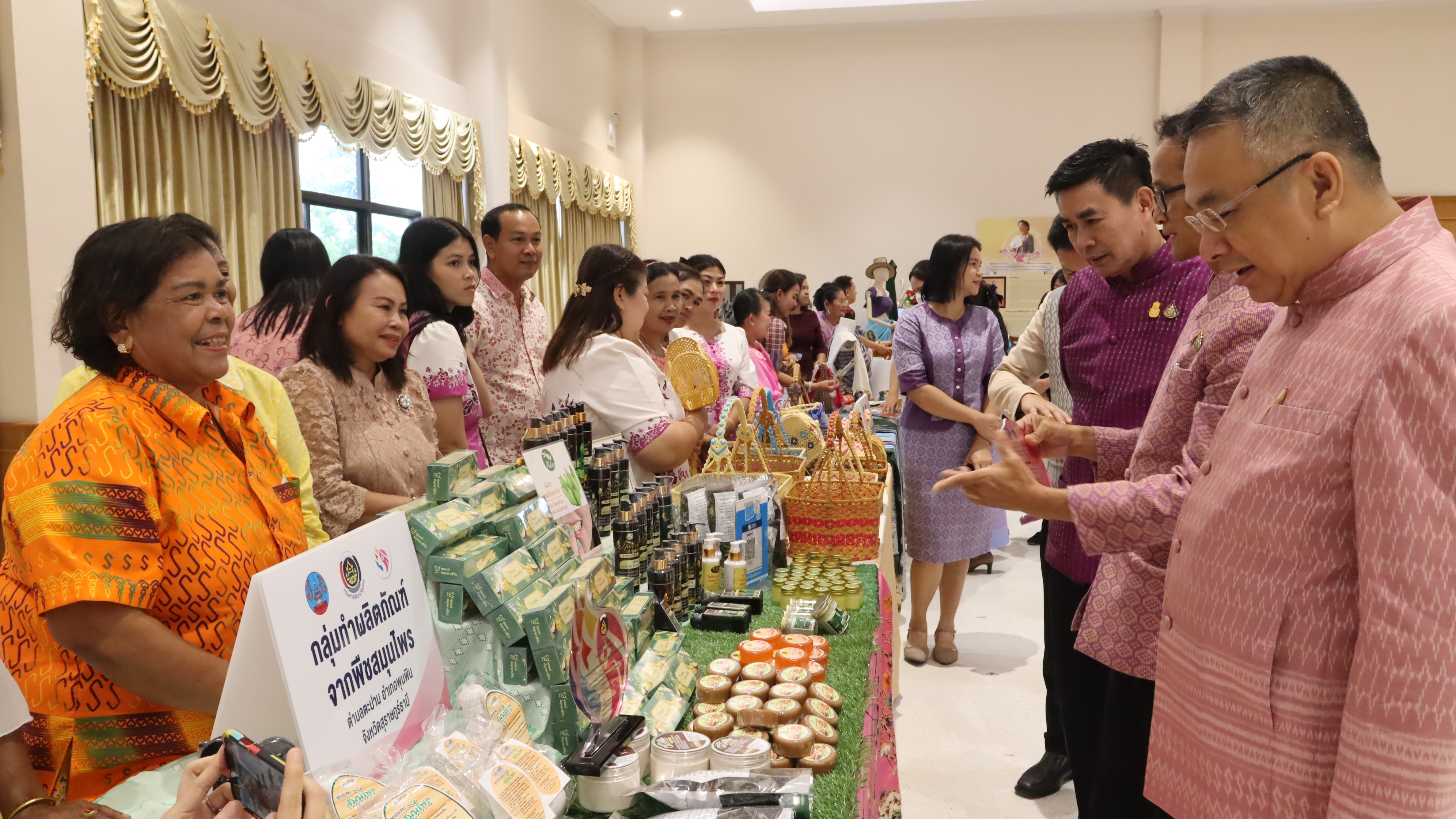 พช.สุราษฎร์ จัดมหกรรมไกล่เกลี่ยและลดความเดือดร้อนให้แก่ลูกหนี้กองทุนพัฒนาบทบาทสตรี