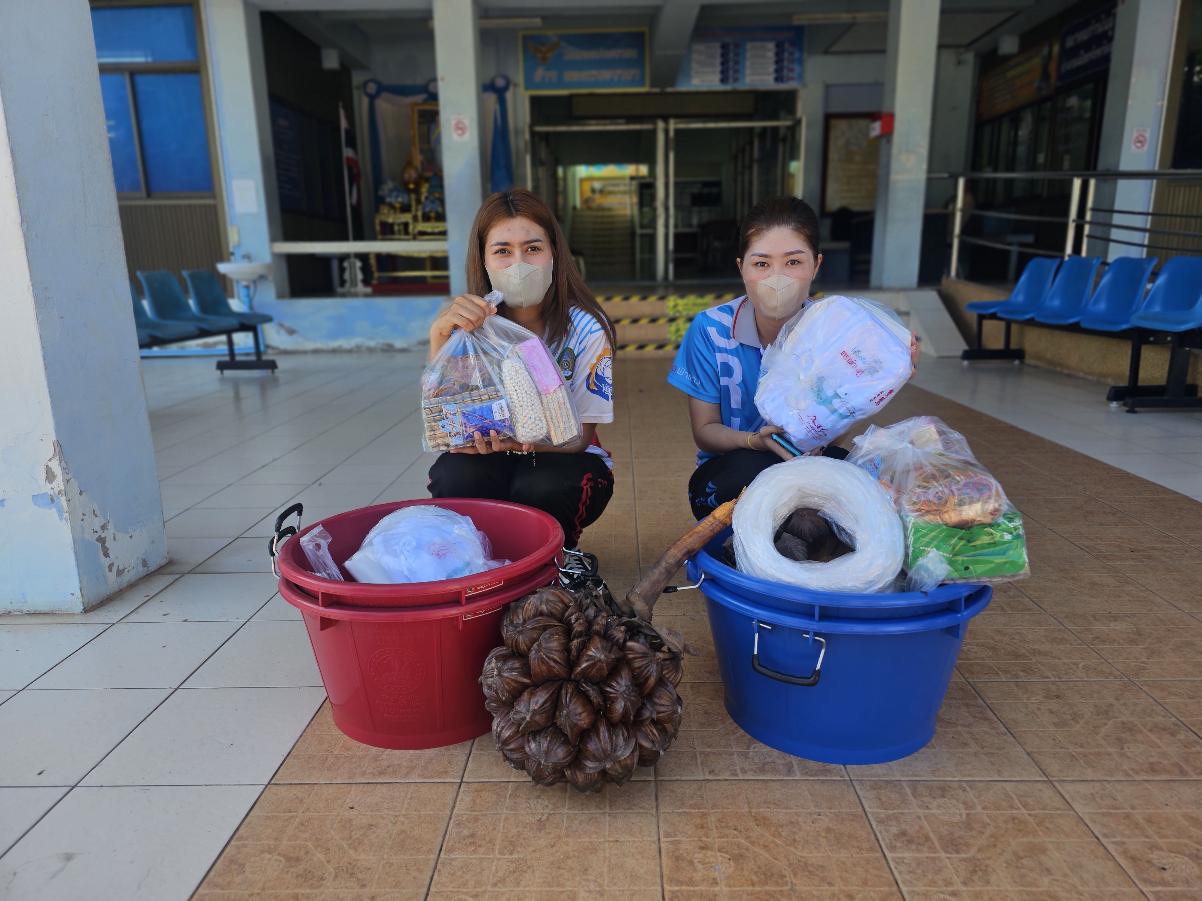 พช.สุราษฎร์ มอบวัสดุสร้างอาชีพแก่เยาวชนห่างไกลยาเสพติด