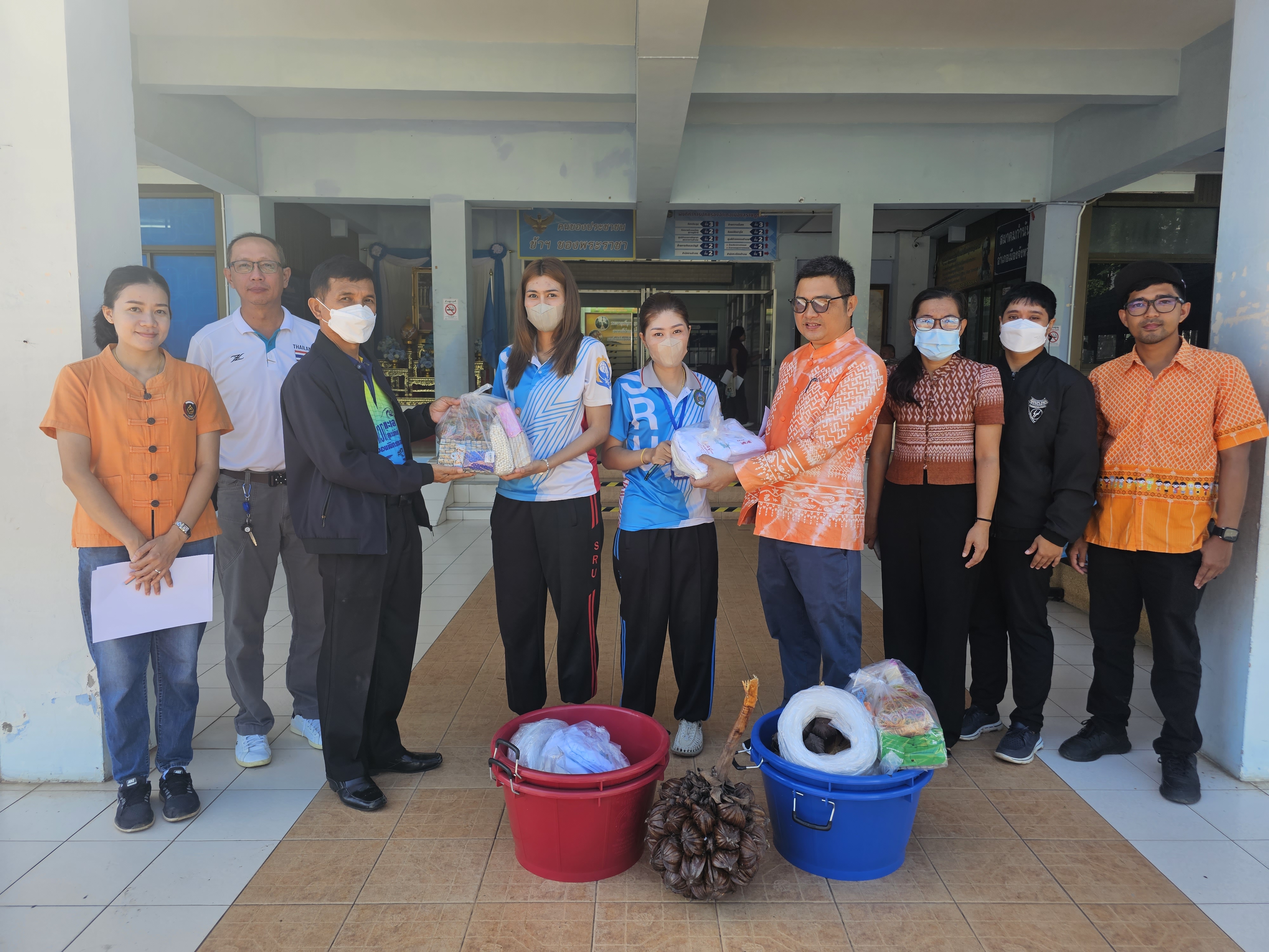 พช.สุราษฎร์ มอบวัสดุสร้างอาชีพแก่เยาวชนห่างไกลยาเสพติด