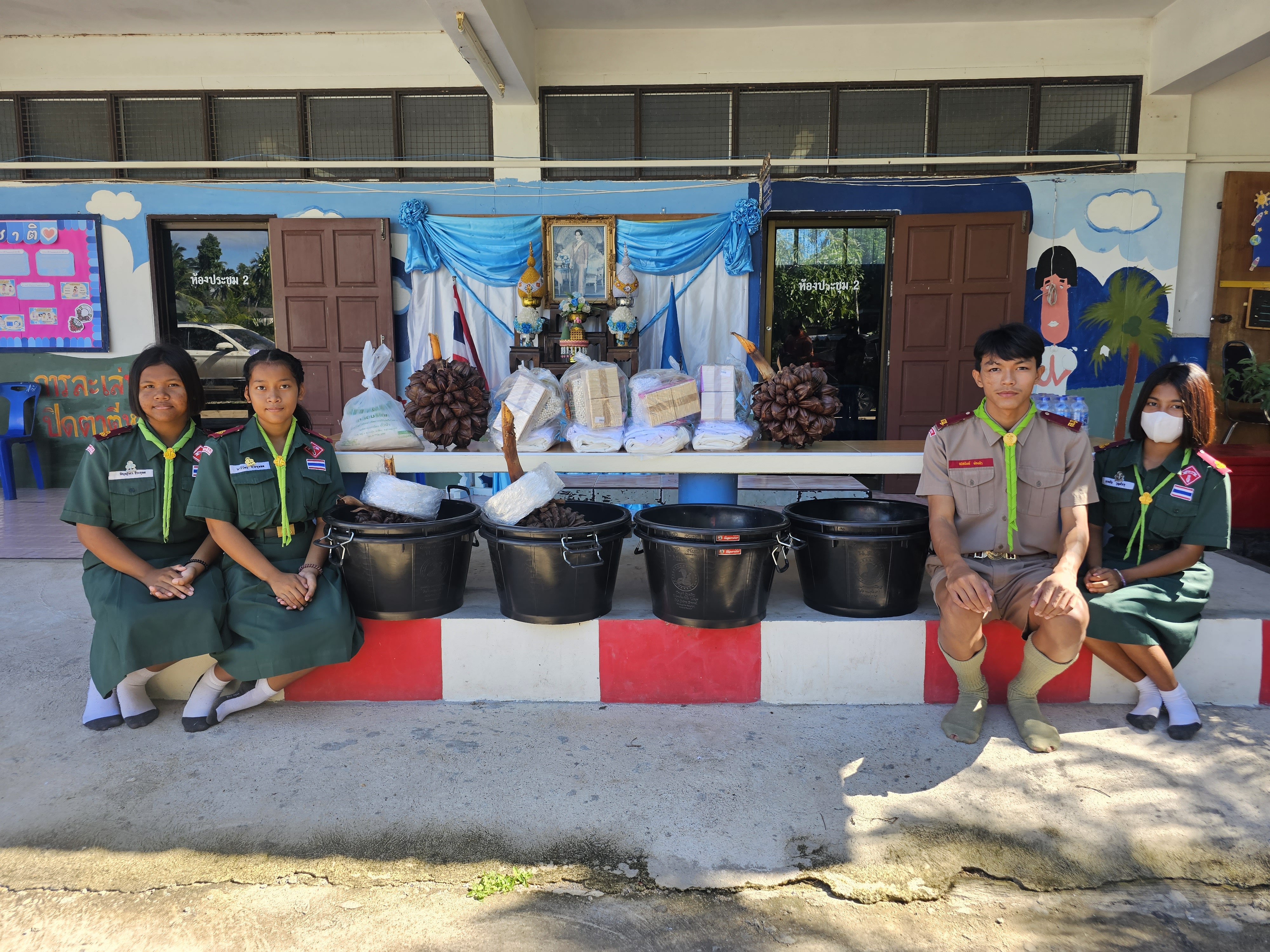 พช.สุราษฎร์ มอบวัสดุสร้างอาชีพแก่เยาวชนห่างไกลยาเสพติด