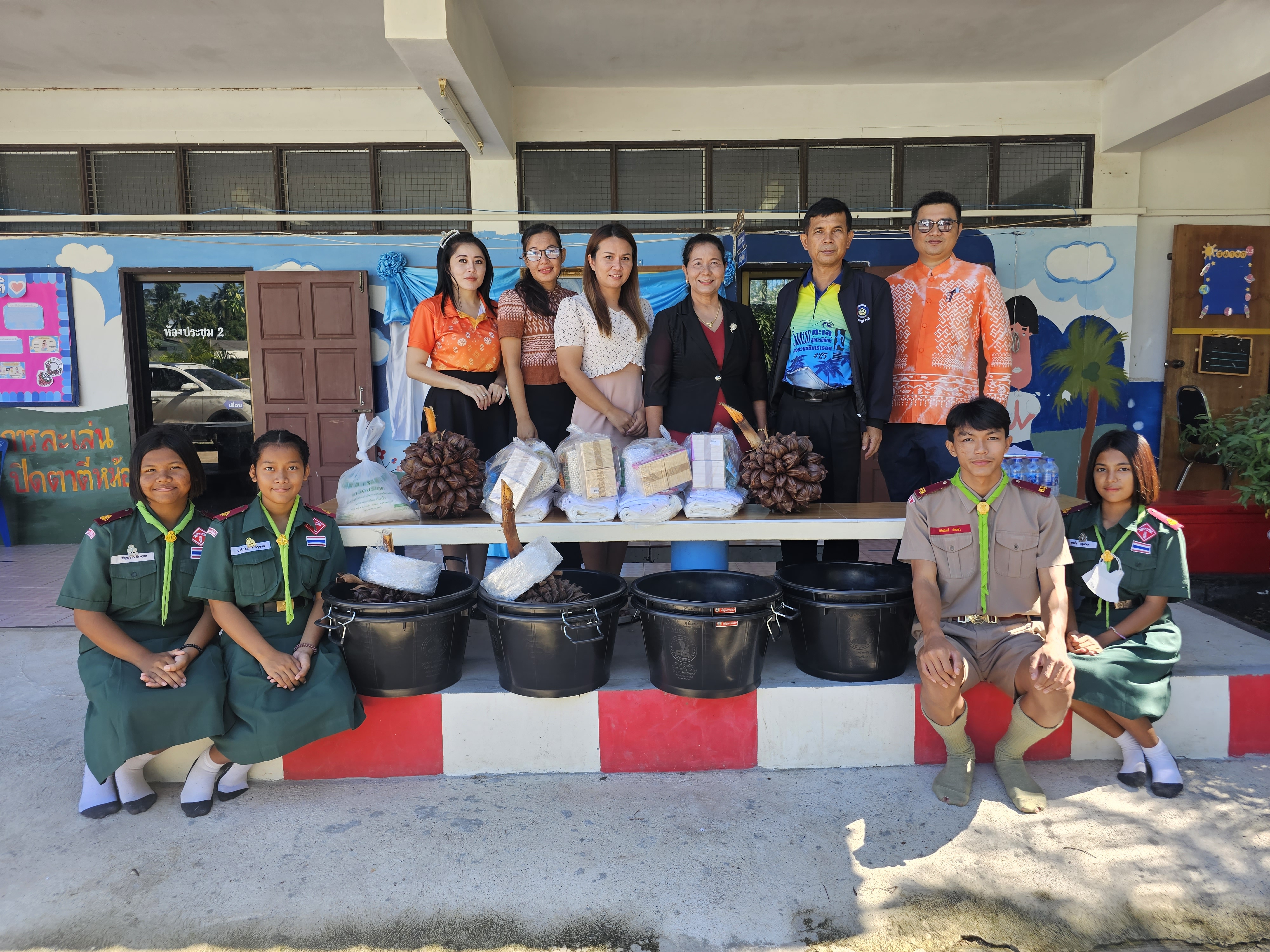 พช.สุราษฎร์ มอบวัสดุสร้างอาชีพแก่เยาวชนห่างไกลยาเสพติด