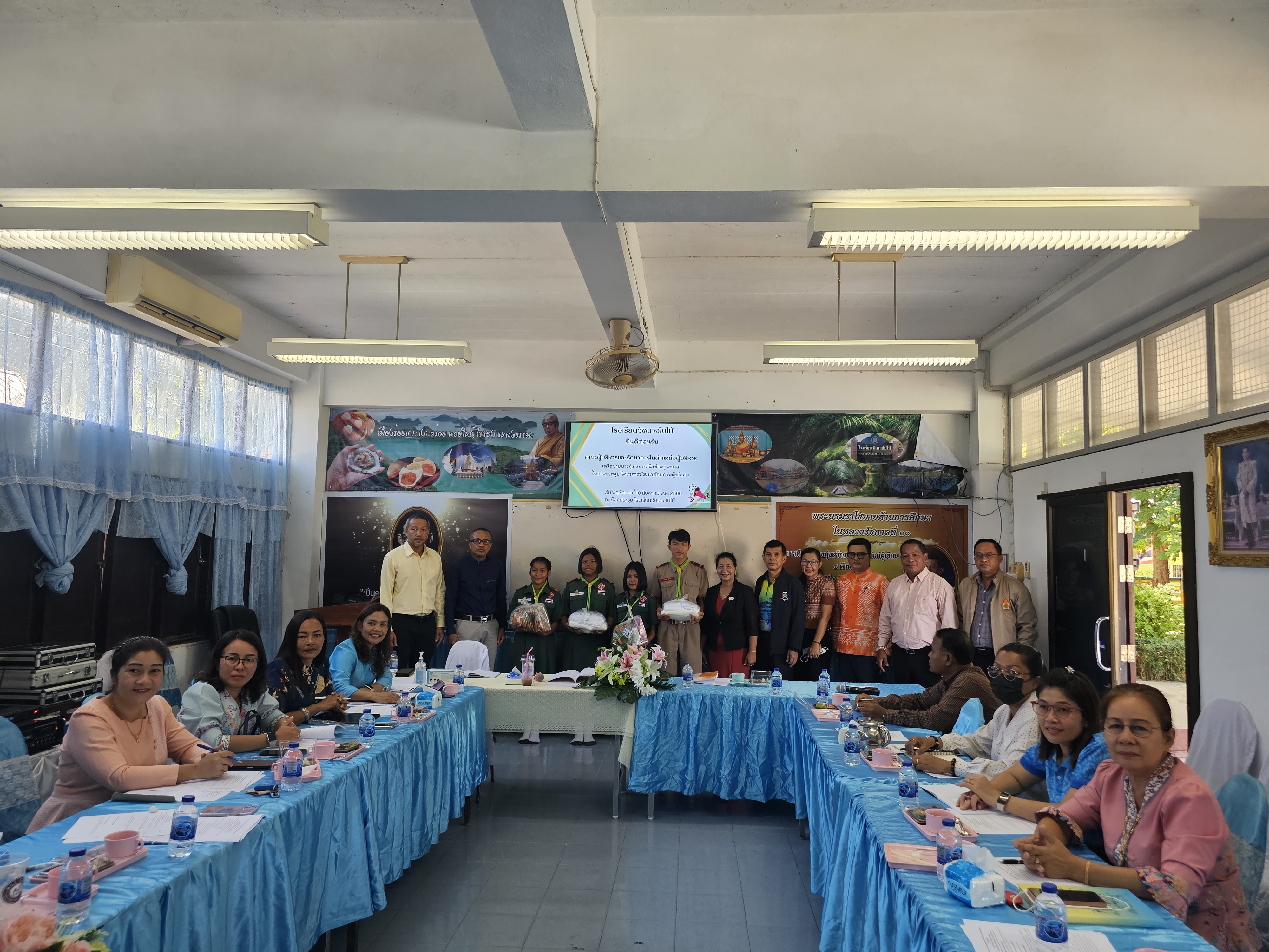 พช.สุราษฎร์ มอบวัสดุสร้างอาชีพแก่เยาวชนห่างไกลยาเสพติด