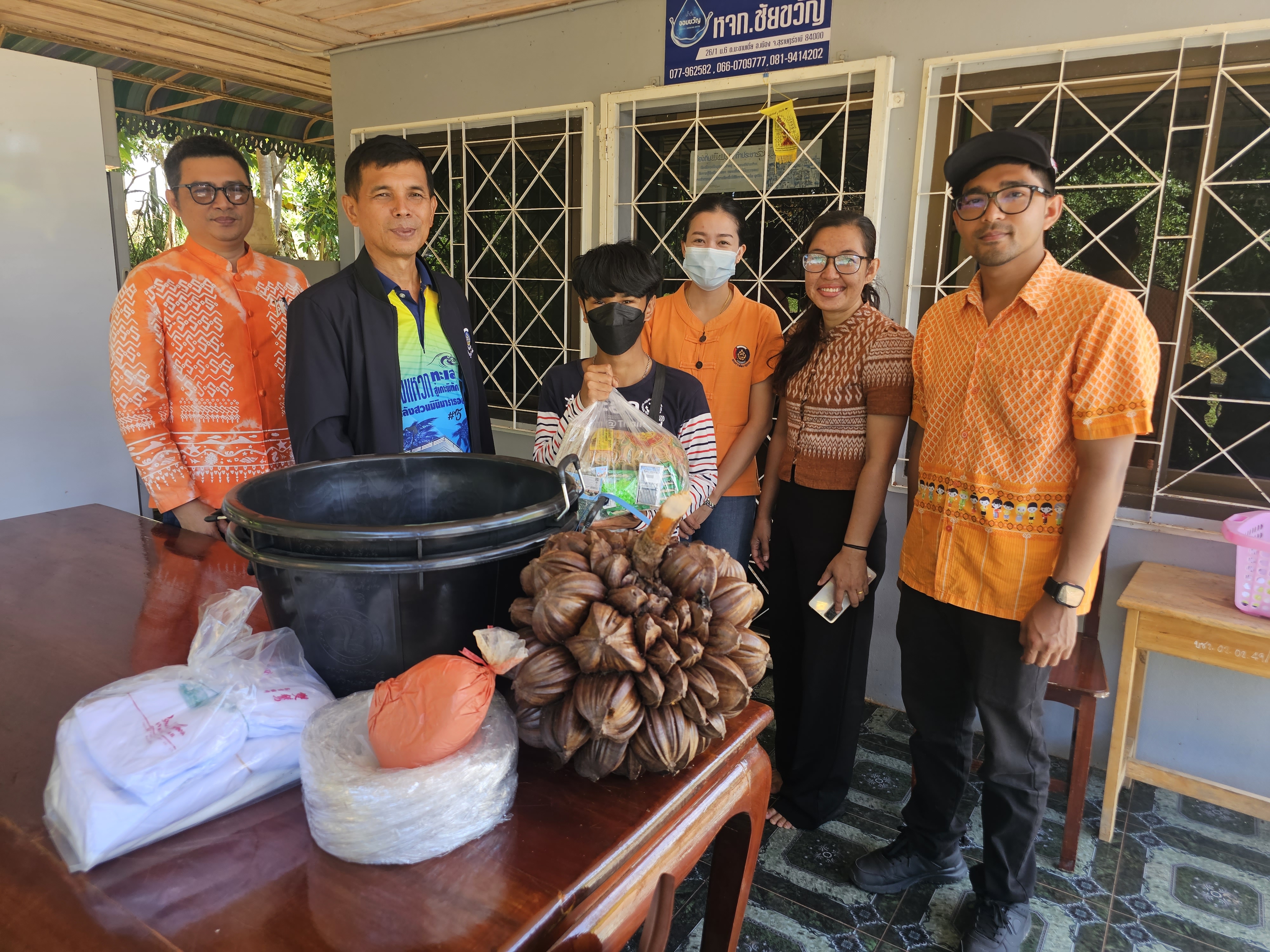 พช.สุราษฎร์ มอบวัสดุสร้างอาชีพแก่เยาวชนห่างไกลยาเสพติด