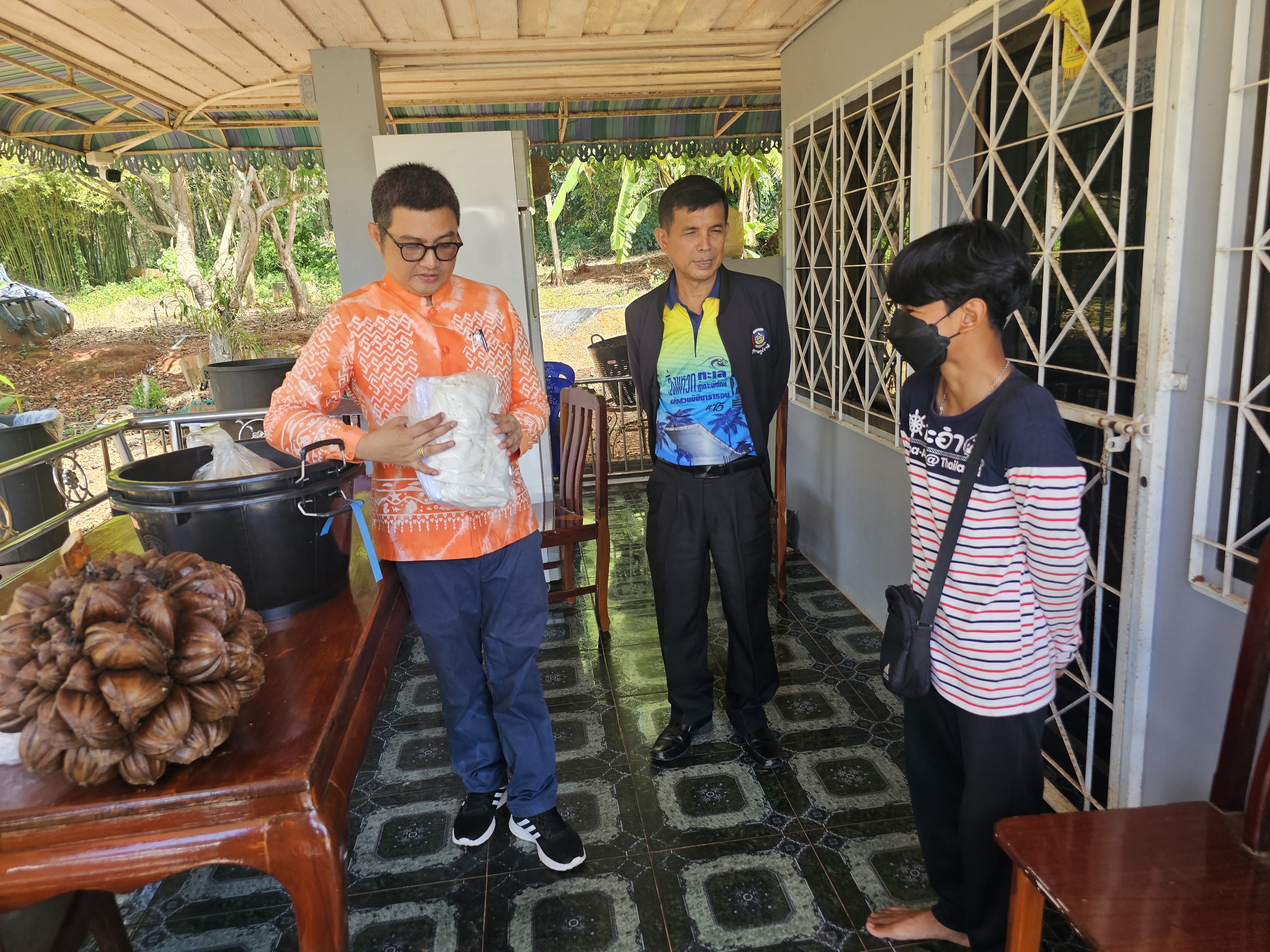 พช.สุราษฎร์ มอบวัสดุสร้างอาชีพแก่เยาวชนห่างไกลยาเสพติด
