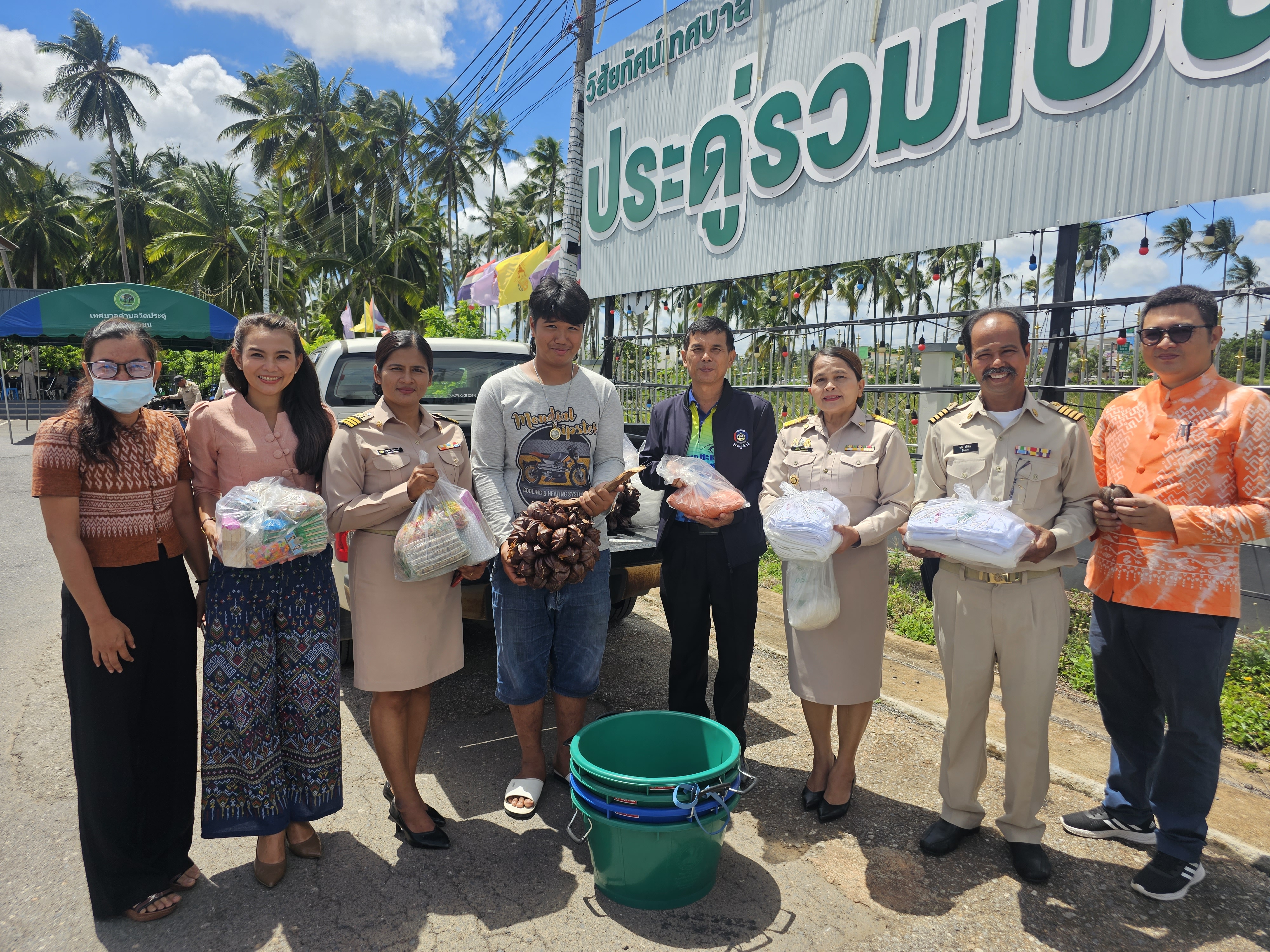 พช.สุราษฎร์ มอบวัสดุสร้างอาชีพแก่เยาวชนห่างไกลยาเสพติด