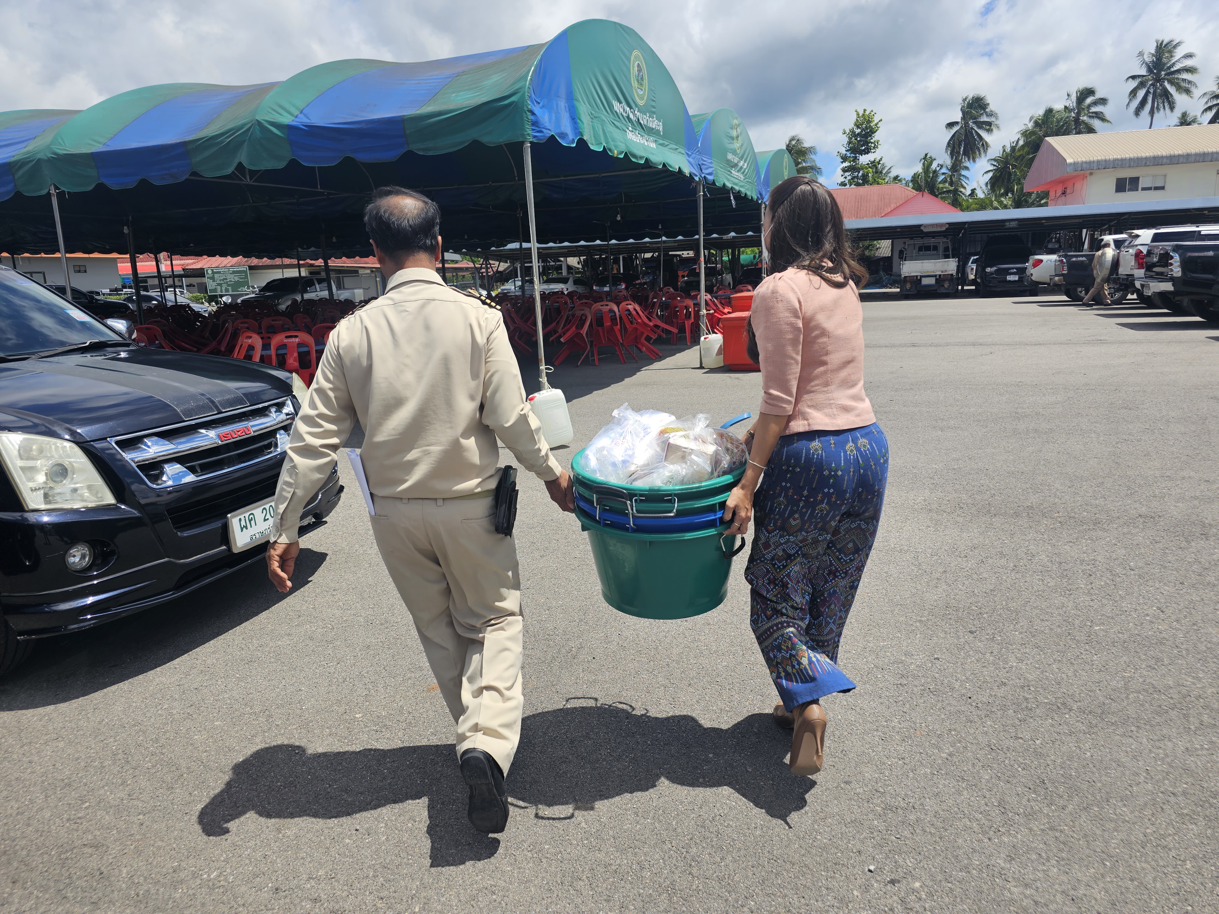 พช.สุราษฎร์ มอบวัสดุสร้างอาชีพแก่เยาวชนห่างไกลยาเสพติด