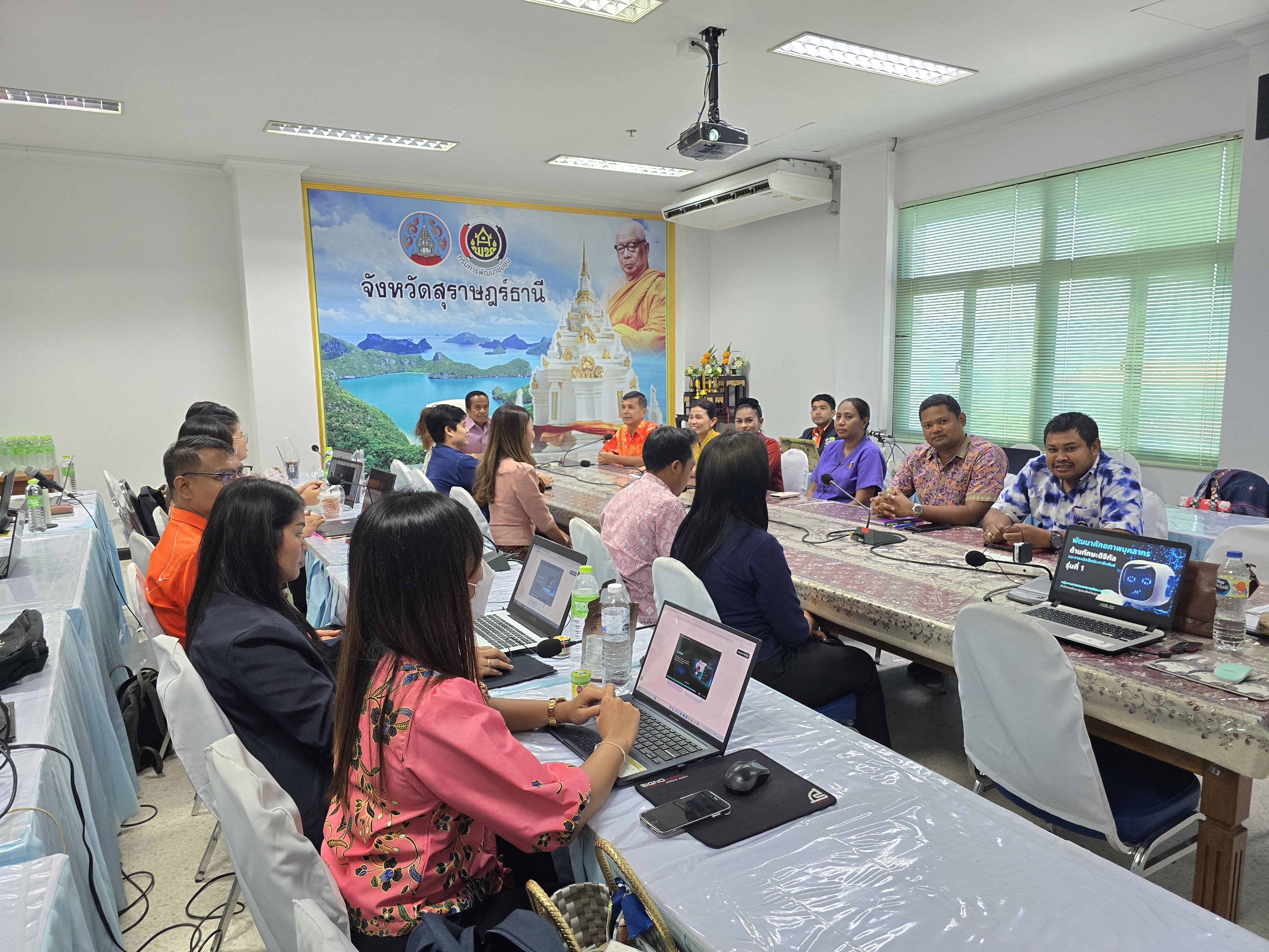 ดันชุมชนยุคใหม่! พัฒนาชุมชนสุราษฎร์ฯ อบรมทักษะดิจิทัล ผลิตสื่อดึงดูดใจ