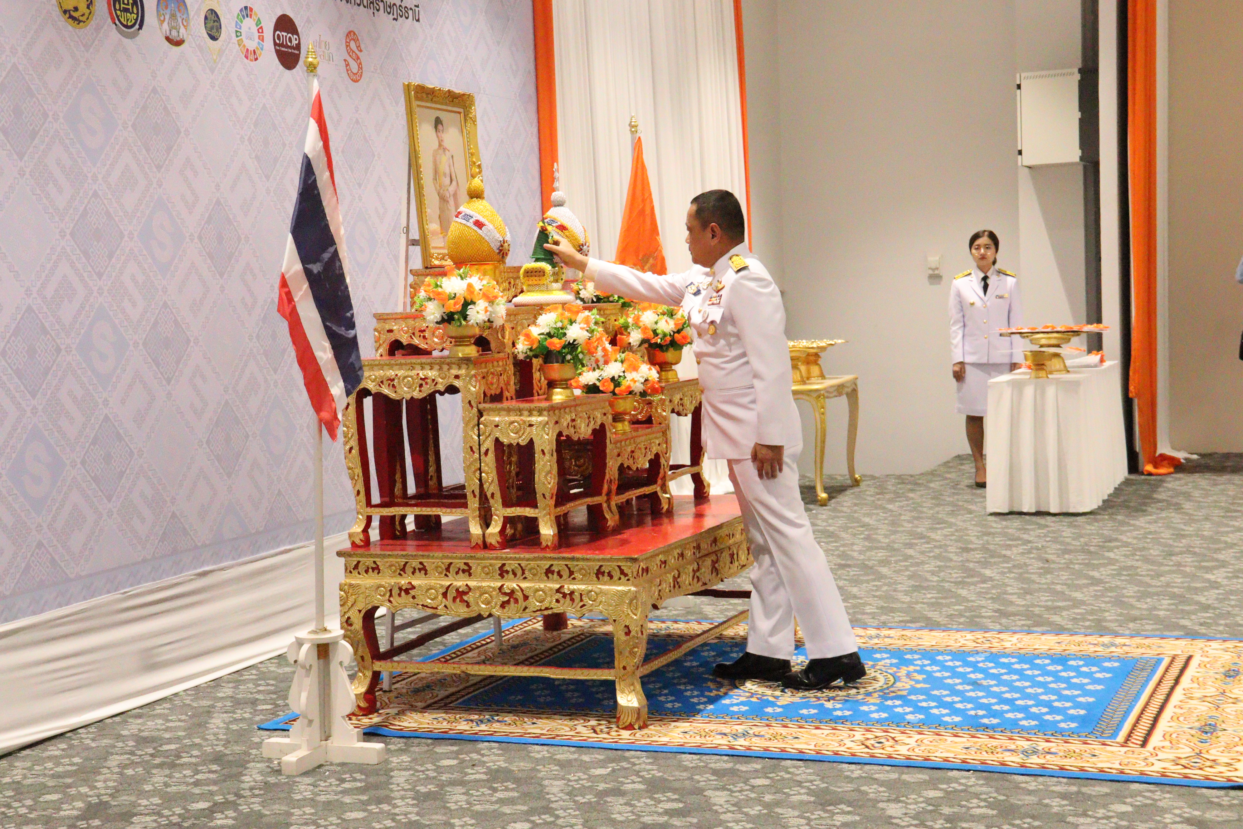 สุราษฎร์ธานีจัดพิธีมอบแบบลายผ้าพระราชทาน “ผ้าลายสิริวชิราภรณ์” “ผ้าลายชบาปัตตานี” และเครื่องหมายรับรองสินค้าแฟชั่นและหัตถกรรมพระราชทาน “Sustainable Fashion : แฟชั่นแห่งความยั่งยืน” เพิ่มมูลค่างานหัตถกรรมพื้นถิ่นร่วมสมัย สร้างงาน สร้างรายได้อย่างยั่งยืน สู่ชุมชน