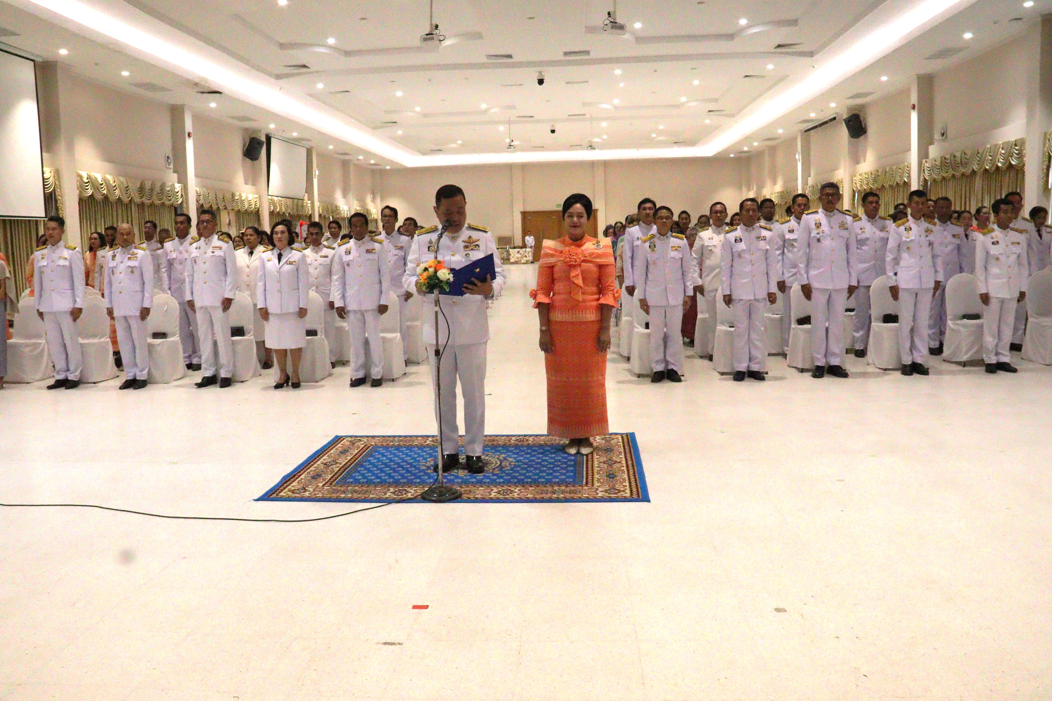 สุราษฎร์ธานีจัดพิธีมอบแบบลายผ้าพระราชทาน “ผ้าลายสิริวชิราภรณ์” “ผ้าลายชบาปัตตานี” และเครื่องหมายรับรองสินค้าแฟชั่นและหัตถกรรมพระราชทาน “Sustainable Fashion : แฟชั่นแห่งความยั่งยืน” เพิ่มมูลค่างานหัตถกรรมพื้นถิ่นร่วมสมัย สร้างงาน สร้างรายได้อย่างยั่งยืน สู่ชุมชน