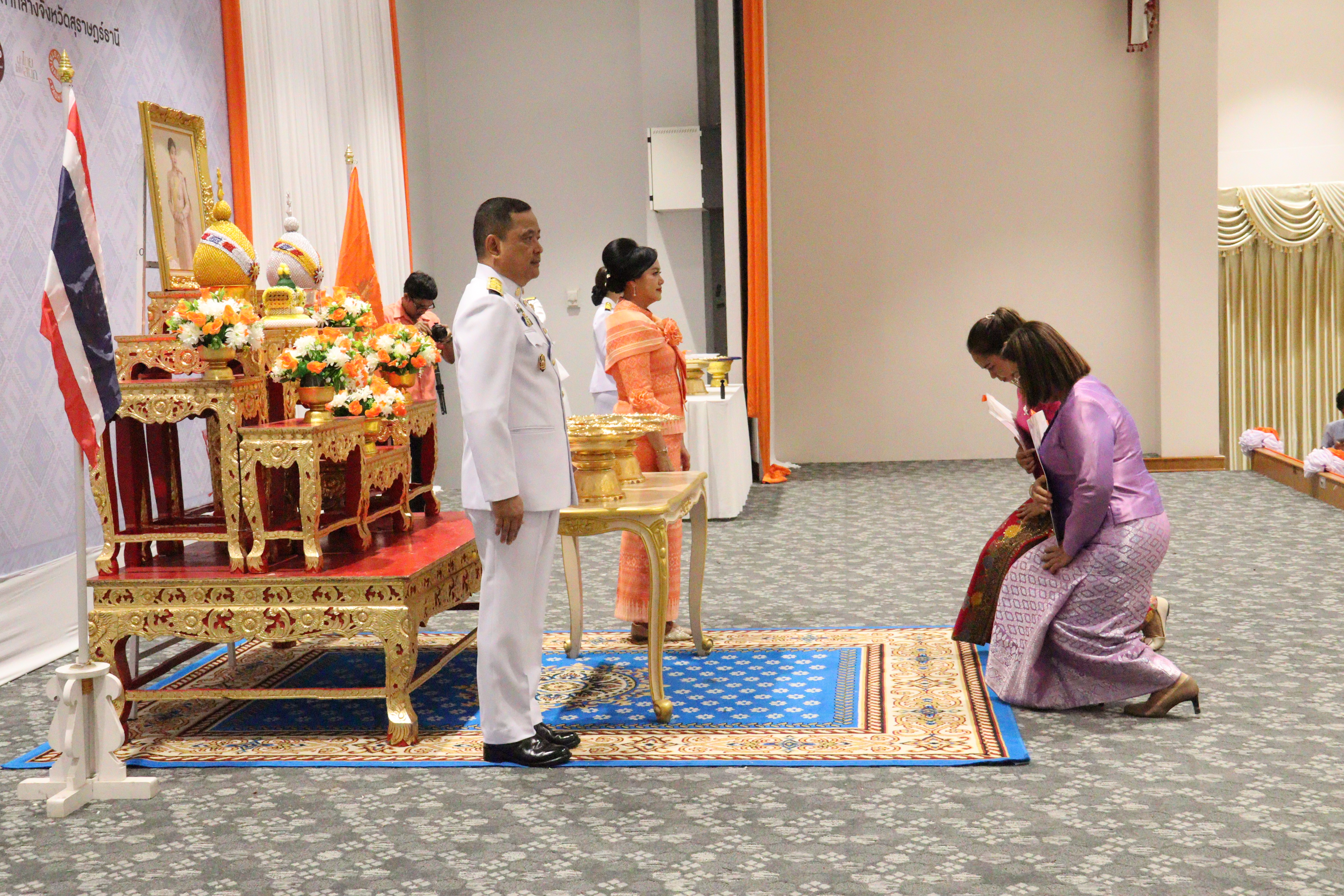 สุราษฎร์ธานีจัดพิธีมอบแบบลายผ้าพระราชทาน “ผ้าลายสิริวชิราภรณ์” “ผ้าลายชบาปัตตานี” และเครื่องหมายรับรองสินค้าแฟชั่นและหัตถกรรมพระราชทาน “Sustainable Fashion : แฟชั่นแห่งความยั่งยืน” เพิ่มมูลค่างานหัตถกรรมพื้นถิ่นร่วมสมัย สร้างงาน สร้างรายได้อย่างยั่งยืน สู่ชุมชน