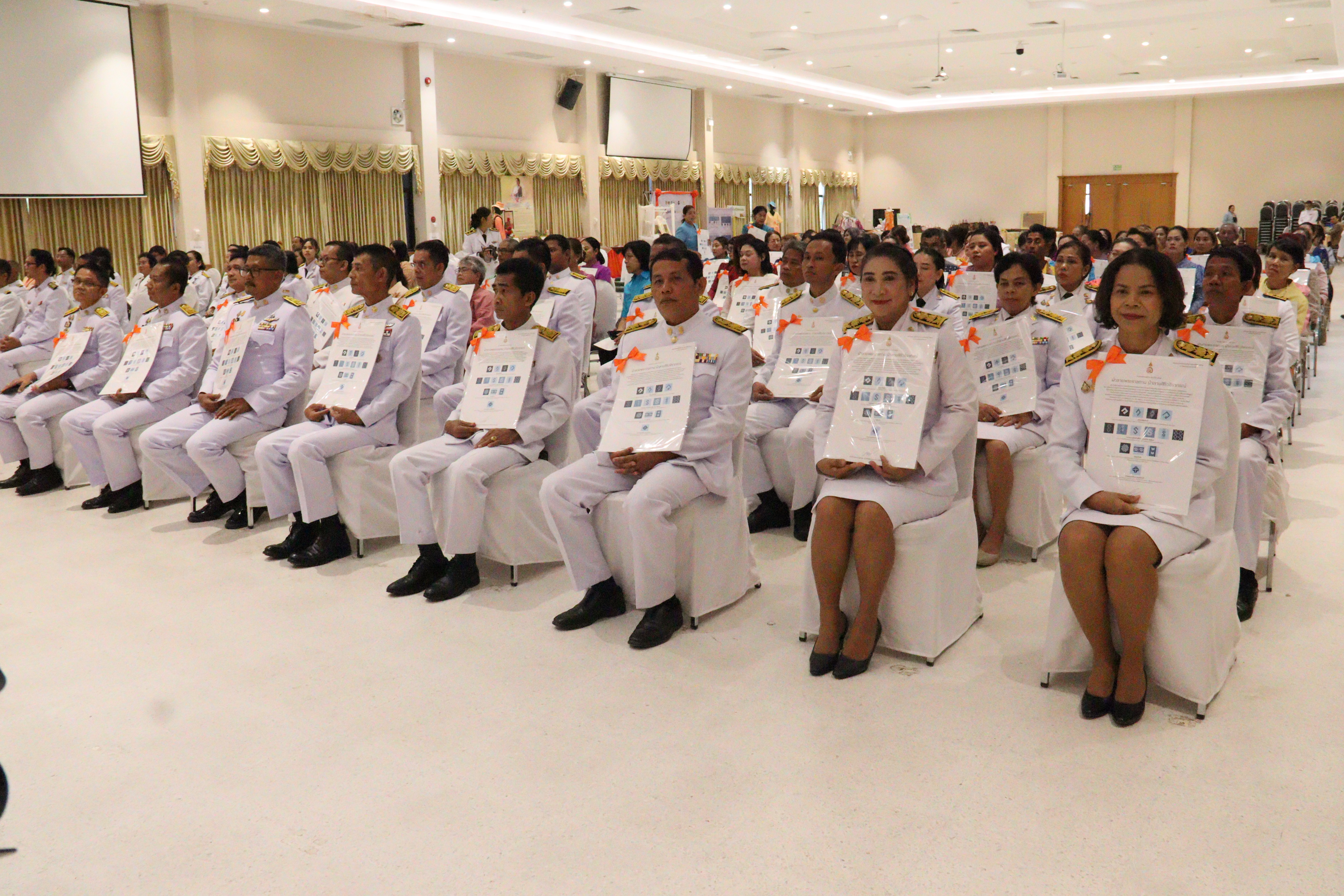 สุราษฎร์ธานีจัดพิธีมอบแบบลายผ้าพระราชทาน “ผ้าลายสิริวชิราภรณ์” “ผ้าลายชบาปัตตานี” และเครื่องหมายรับรองสินค้าแฟชั่นและหัตถกรรมพระราชทาน “Sustainable Fashion : แฟชั่นแห่งความยั่งยืน” เพิ่มมูลค่างานหัตถกรรมพื้นถิ่นร่วมสมัย สร้างงาน สร้างรายได้อย่างยั่งยืน สู่ชุมชน