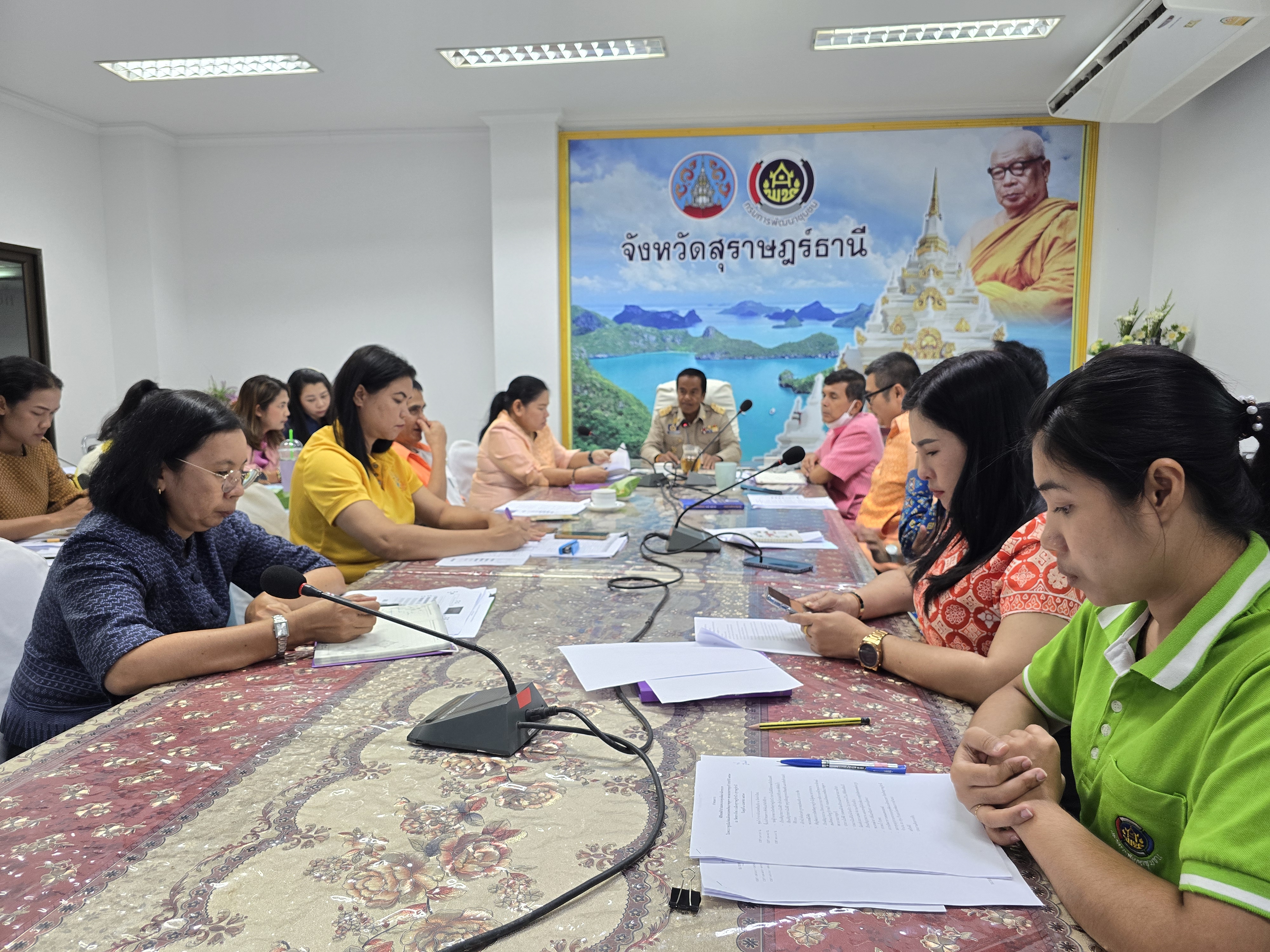 พช.สุราษฎร์ ประชุมเตรียมงานใหญ่ มอบลายผ้าพระราชทานฯ และทอดผ้าป่ากองทุนพัฒนาเด็กชนบทฯ