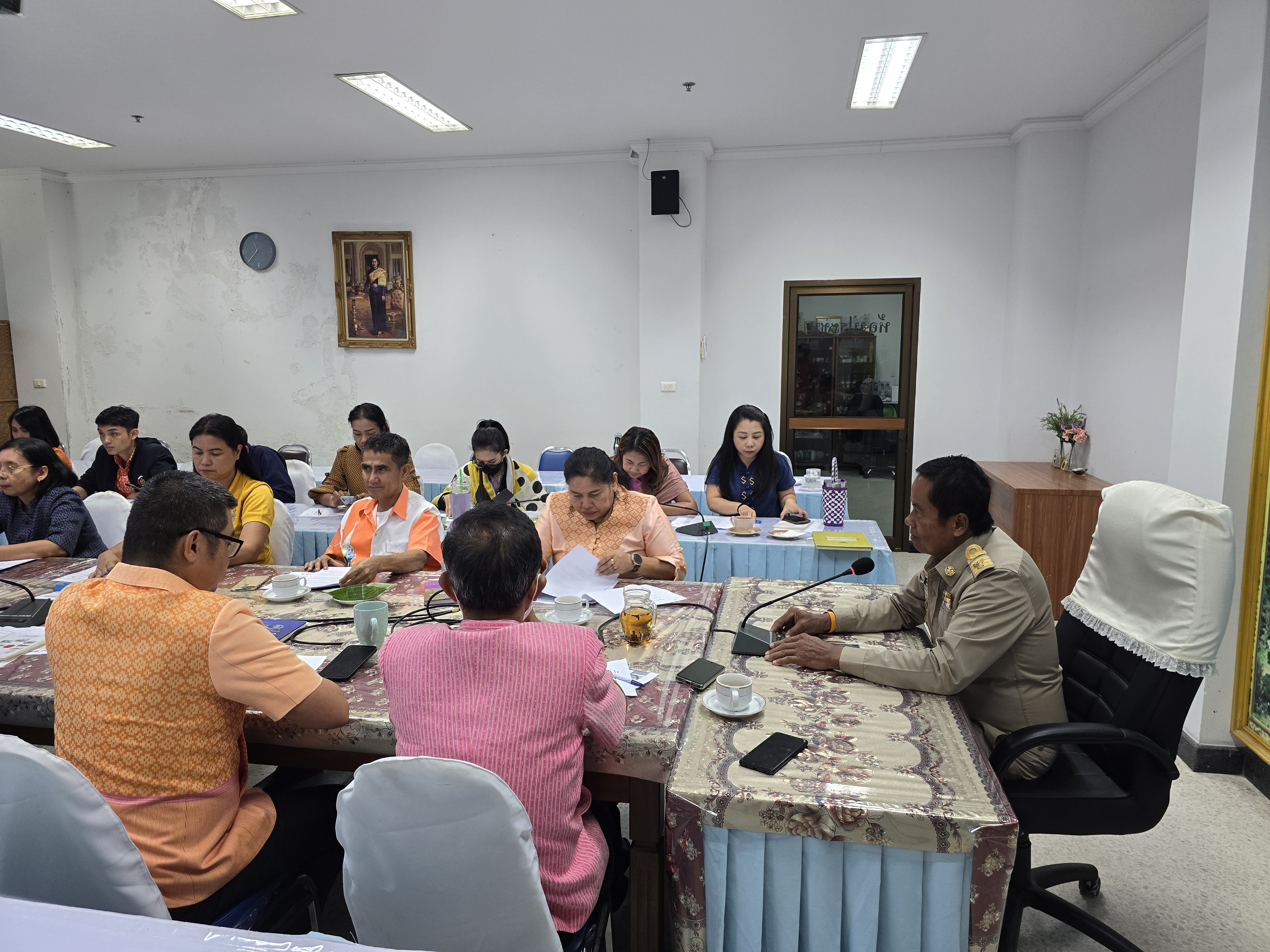 พช.สุราษฎร์ ประชุมเตรียมงานใหญ่ มอบลายผ้าพระราชทานฯ และทอดผ้าป่ากองทุนพัฒนาเด็กชนบทฯ
