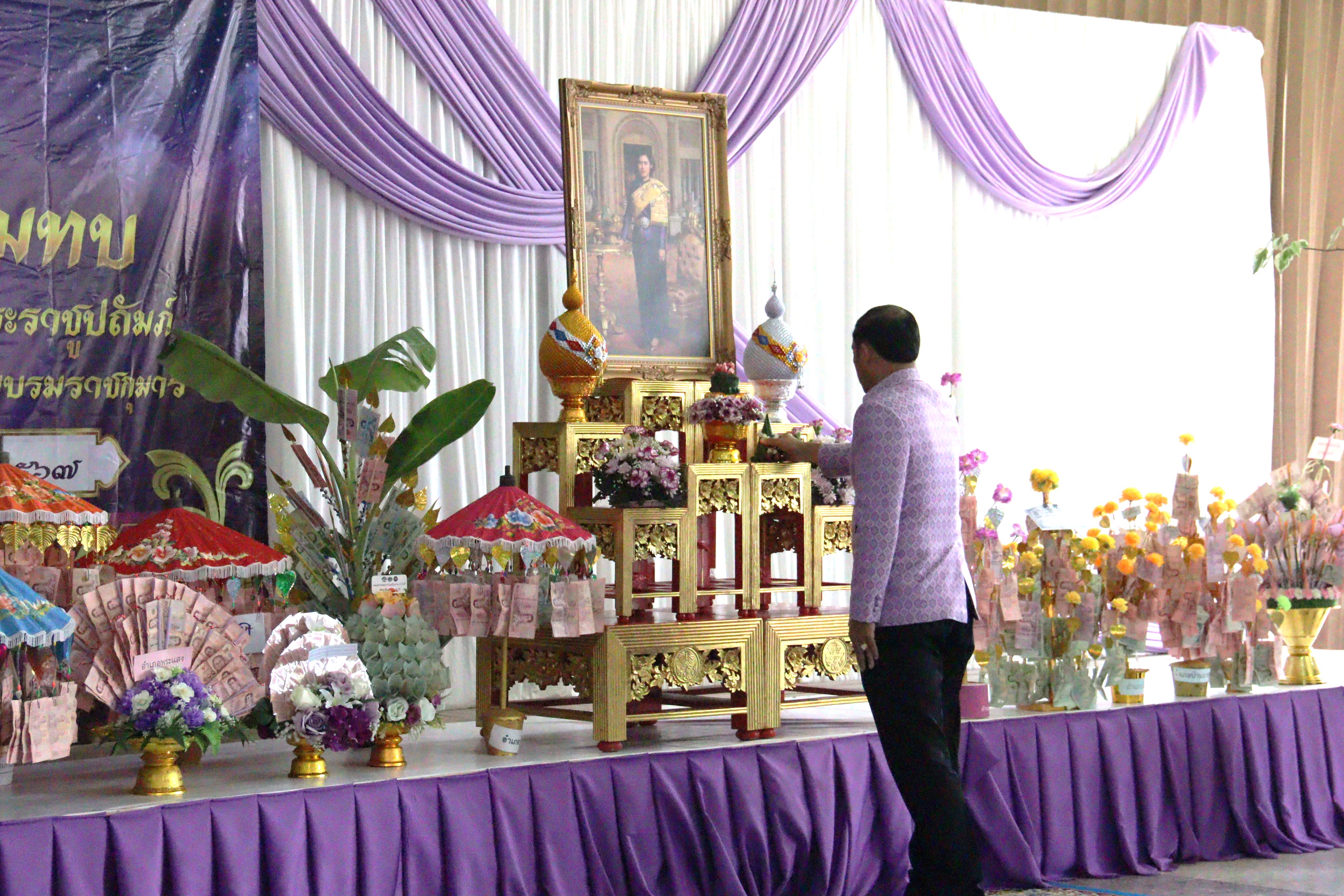 น้ำใจหลั่งไหล สุราษฎร์ธานีจัดทอดผ้าป่ากองทุนพัฒนาเด็กชนบทฯ ช่วยเหลือเด็กด้อยโอกาส ยอดพุ่งกว่าสองแสน