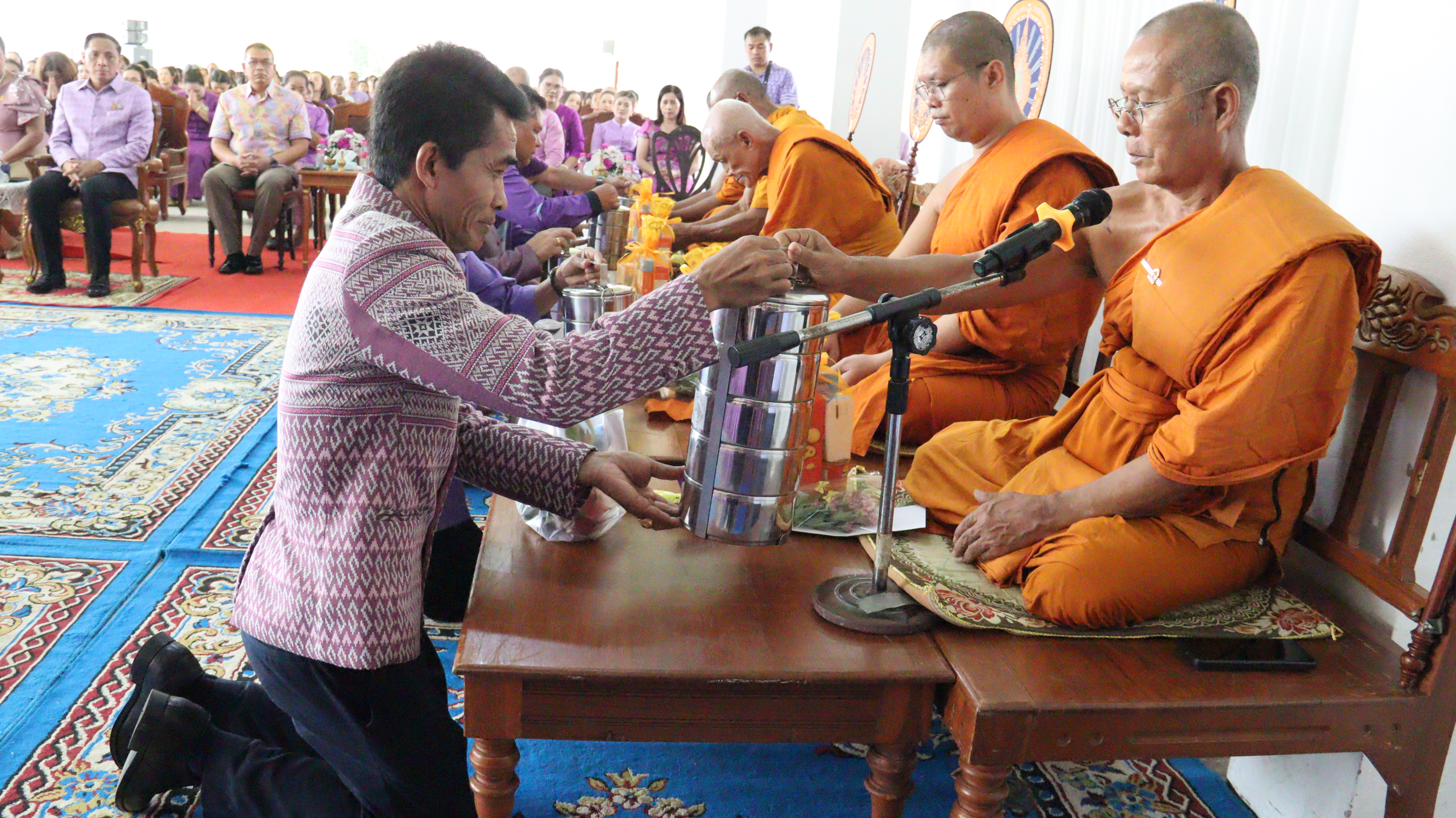 น้ำใจหลั่งไหล สุราษฎร์ธานีจัดทอดผ้าป่ากองทุนพัฒนาเด็กชนบทฯ ช่วยเหลือเด็กด้อยโอกาส ยอดพุ่งกว่าสองแสน