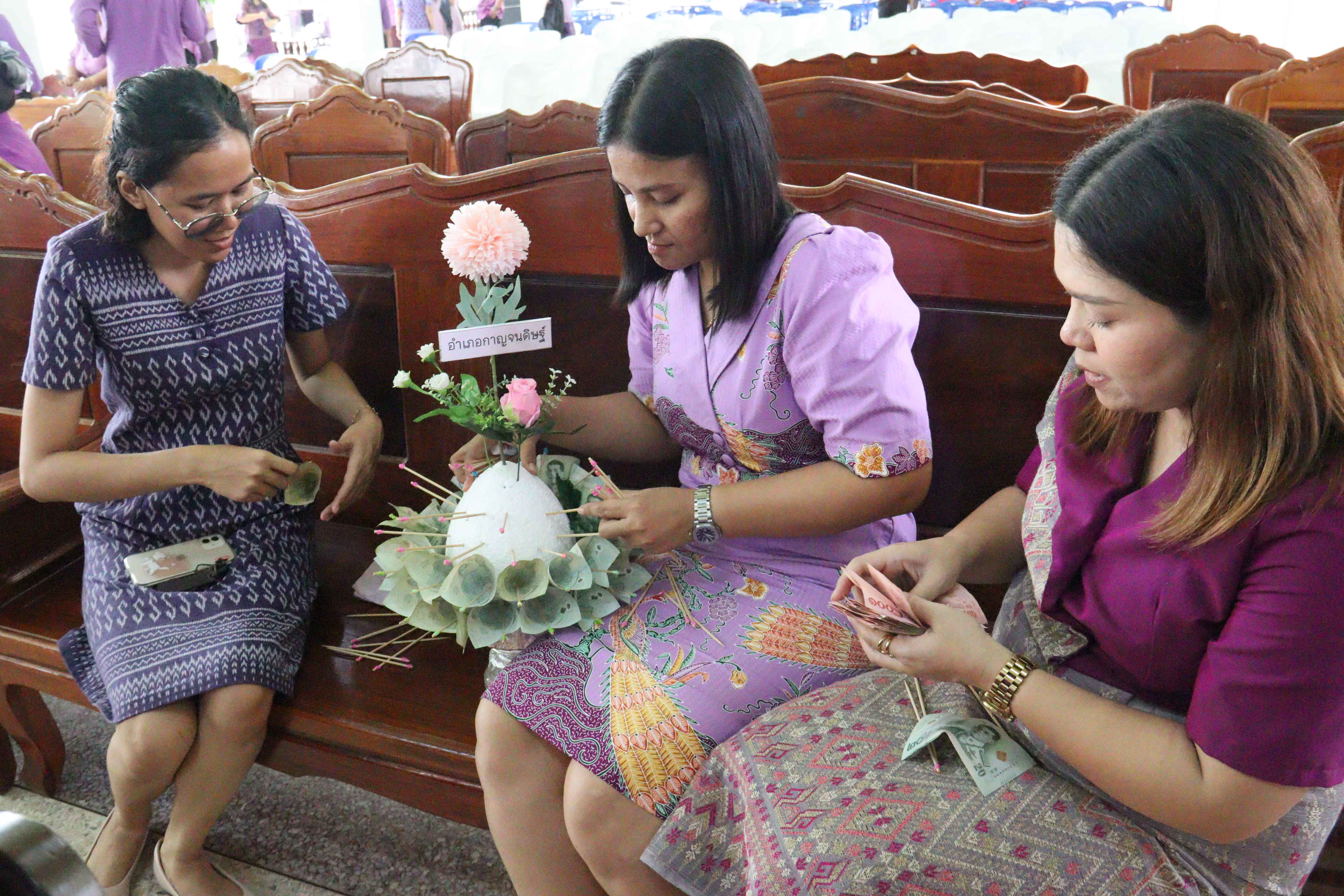 น้ำใจหลั่งไหล สุราษฎร์ธานีจัดทอดผ้าป่ากองทุนพัฒนาเด็กชนบทฯ ช่วยเหลือเด็กด้อยโอกาส ยอดพุ่งกว่าสองแสน