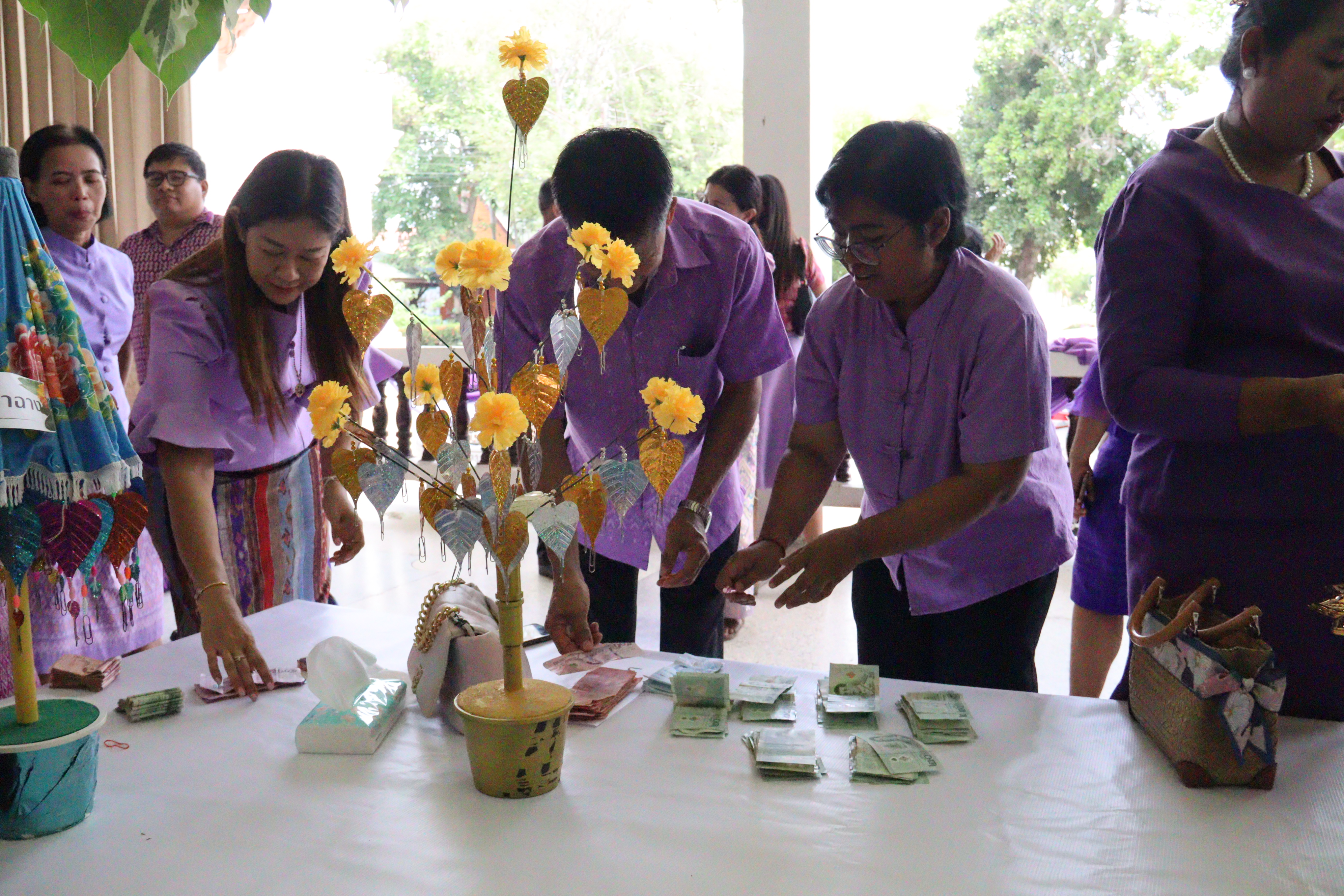 น้ำใจหลั่งไหล สุราษฎร์ธานีจัดทอดผ้าป่ากองทุนพัฒนาเด็กชนบทฯ ช่วยเหลือเด็กด้อยโอกาส ยอดพุ่งกว่าสองแสน