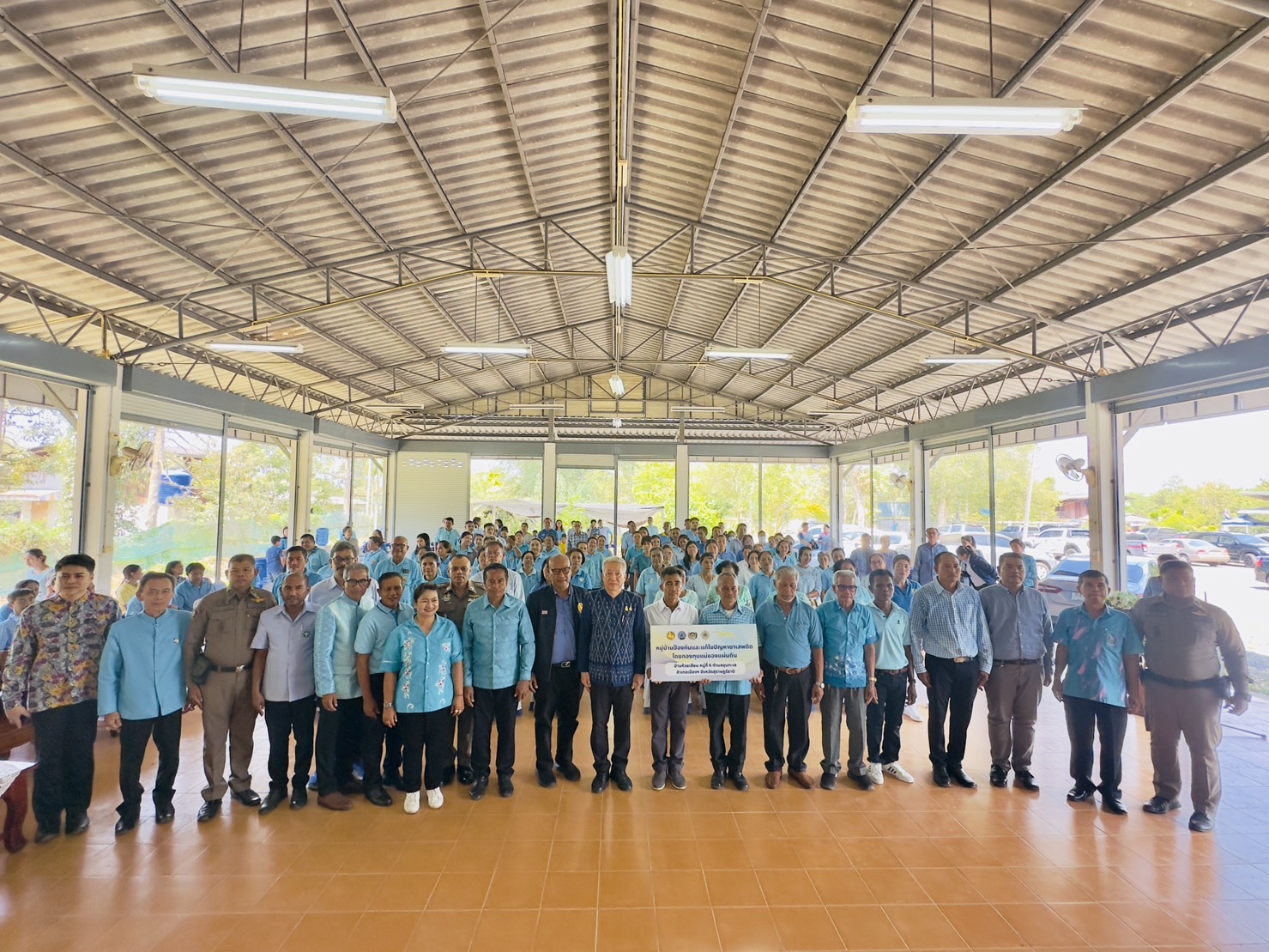 พช.สุราษฎร์ จัด Kick off หมู่บ้านป้องกันและแก้ไขปัญหายาเสพติด โดยกองทุนแม่ของแผ่นดิน จังหวัดสุราษฎร์ธานี