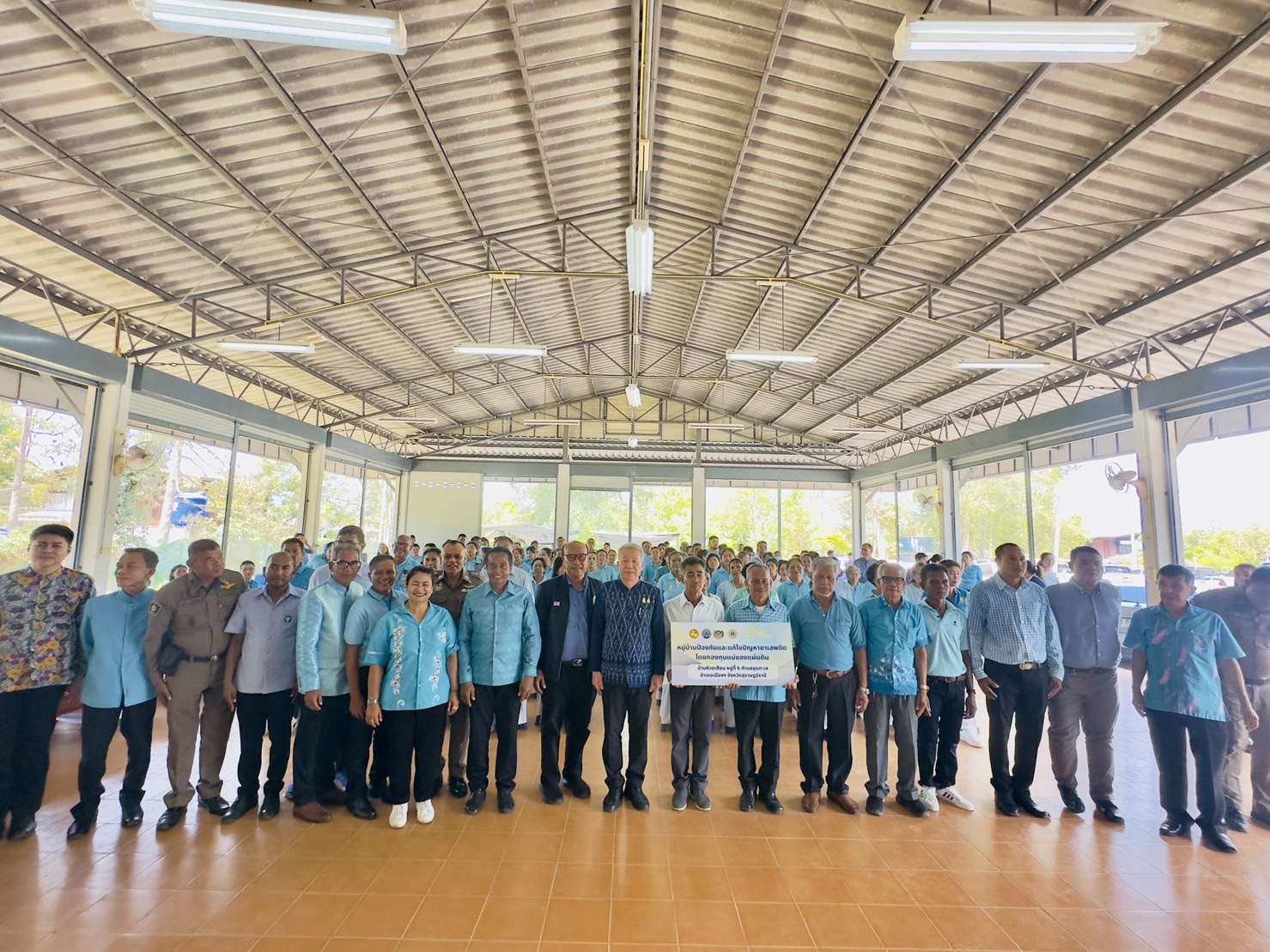 พช.สุราษฎร์ จัด Kick off หมู่บ้านป้องกันและแก้ไขปัญหายาเสพติด โดยกองทุนแม่ของแผ่นดิน จังหวัดสุราษฎร์ธานี