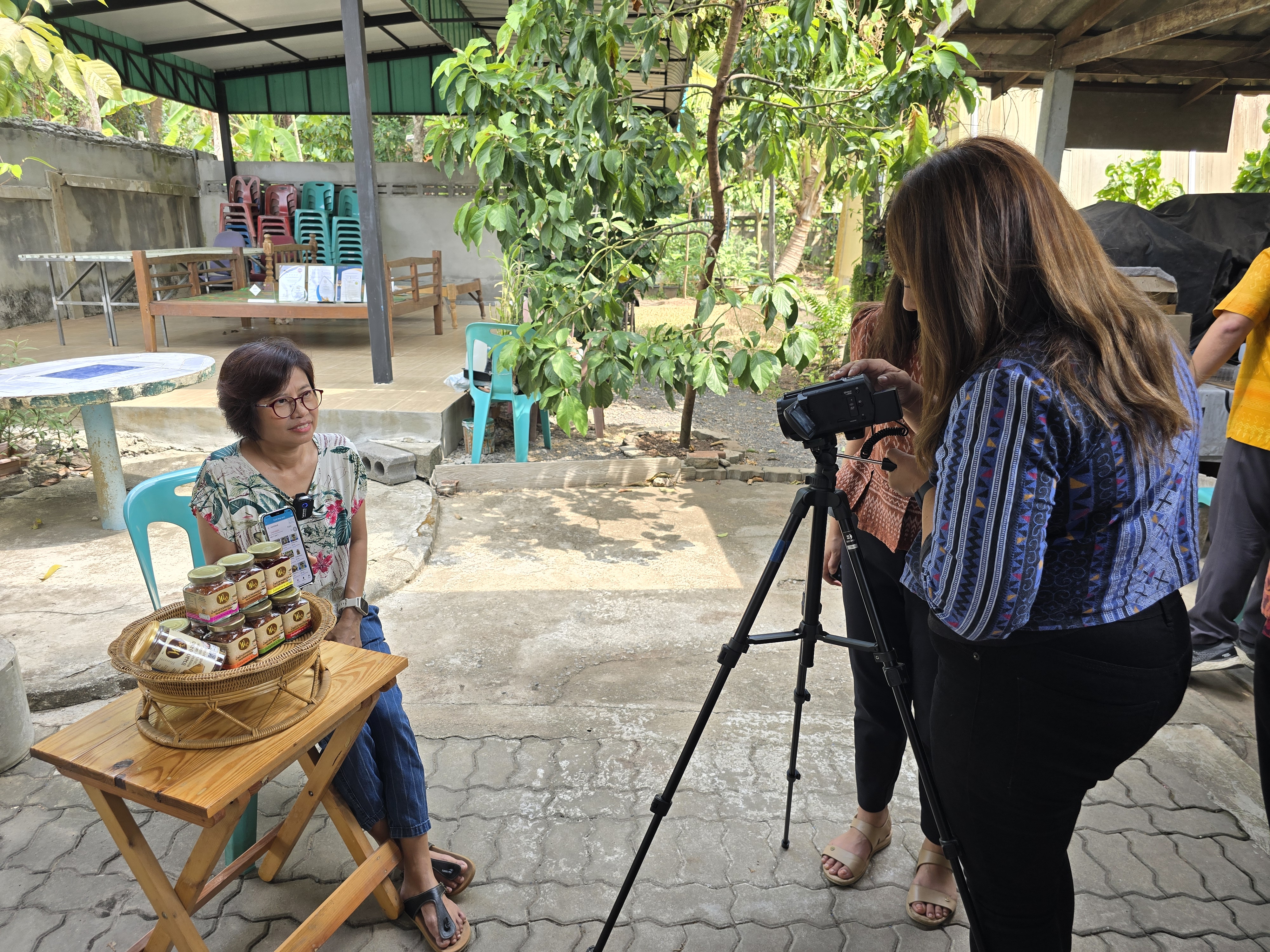 พช.สุราษฎร์ ต้อนรับคณะถ่ายทำสื่อเรียนรู้สู่สาธารณะ “Click ชุมชน…เครื่องมือดิจิทัลกับการพัฒนาชุมชน”