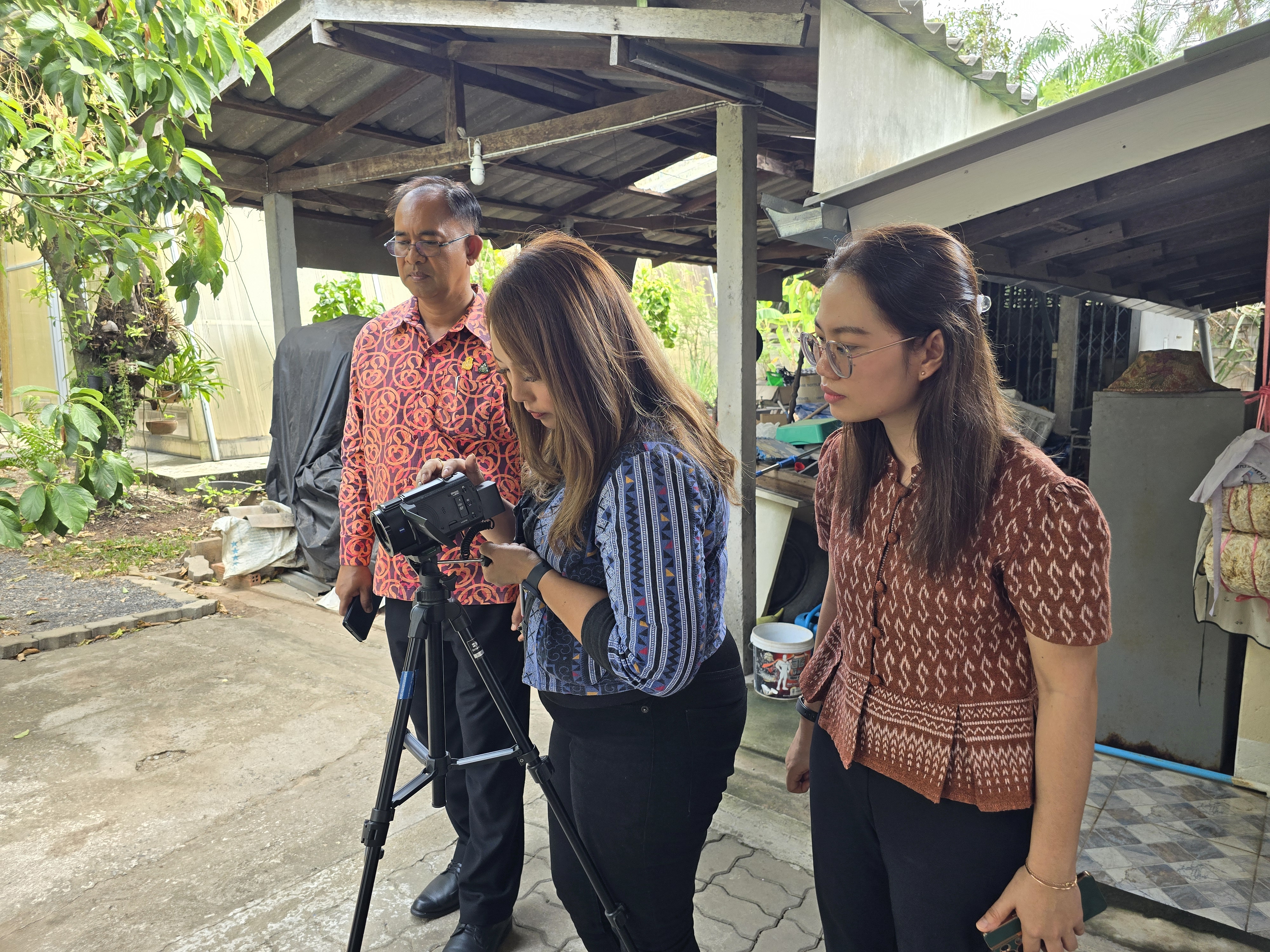 พช.สุราษฎร์ ต้อนรับคณะถ่ายทำสื่อเรียนรู้สู่สาธารณะ “Click ชุมชน…เครื่องมือดิจิทัลกับการพัฒนาชุมชน”