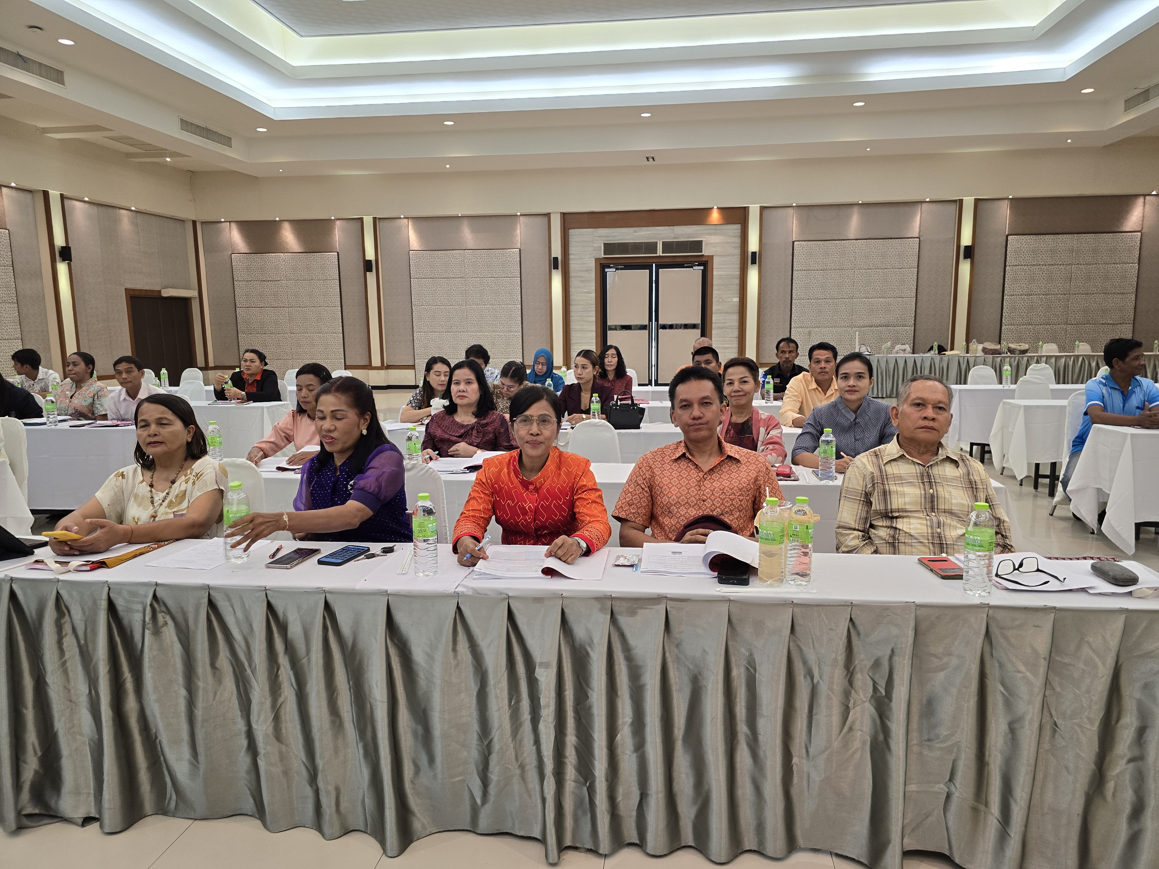 พช.สุราษฎร์ ติวเข้มผู้ขับเคลื่อนศูนย์จัดการกองทุนชุมชน ขับเคลื่อน ‘1 ครัวเรือน 1 สัญญา’ แก้ปัญหาหนี้สินประชาชน