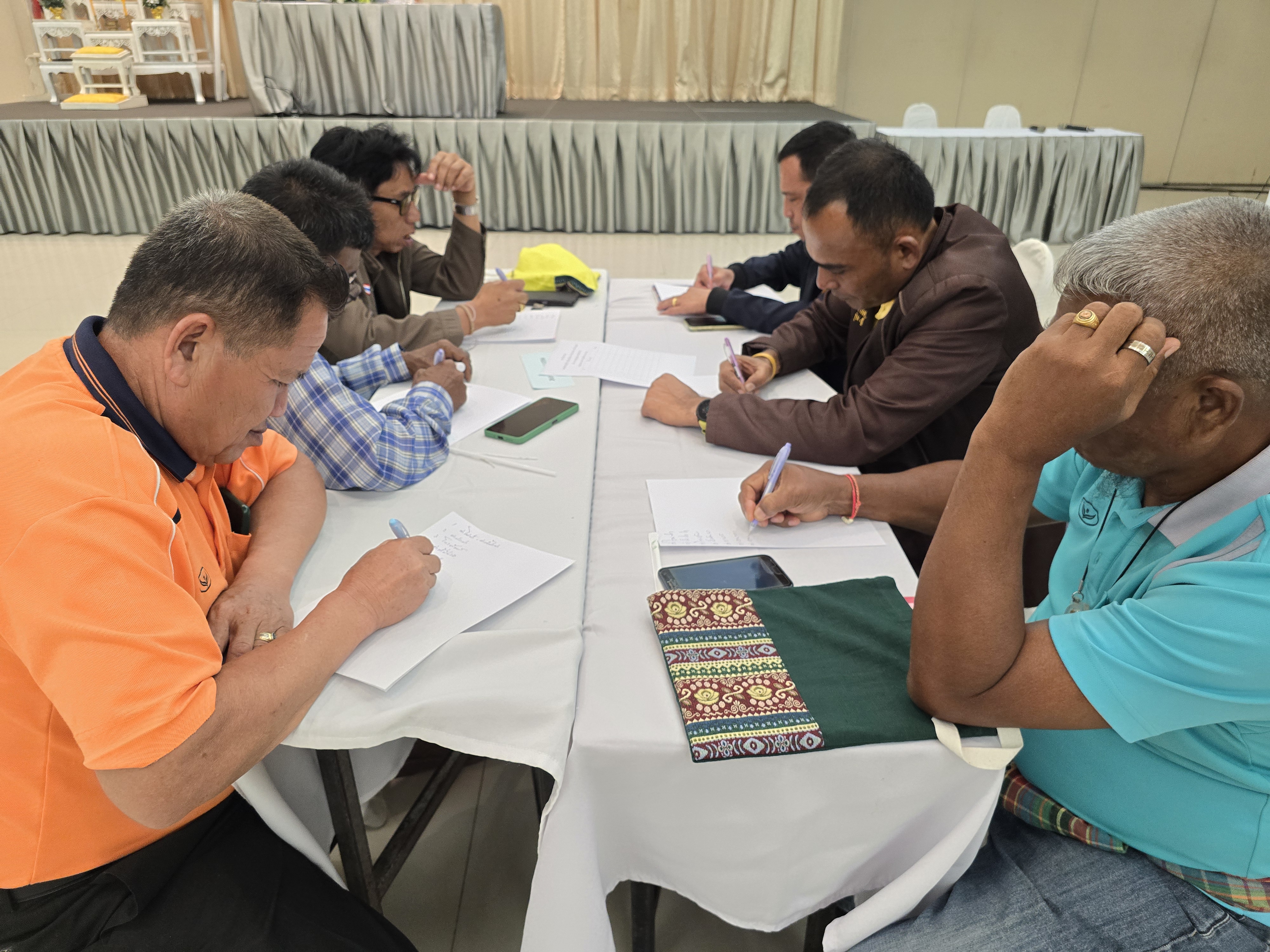 พช.สุราษฎร์ ติวเข้มผู้ขับเคลื่อนศูนย์จัดการกองทุนชุมชน ขับเคลื่อน ‘1 ครัวเรือน 1 สัญญา’ แก้ปัญหาหนี้สินประชาชน