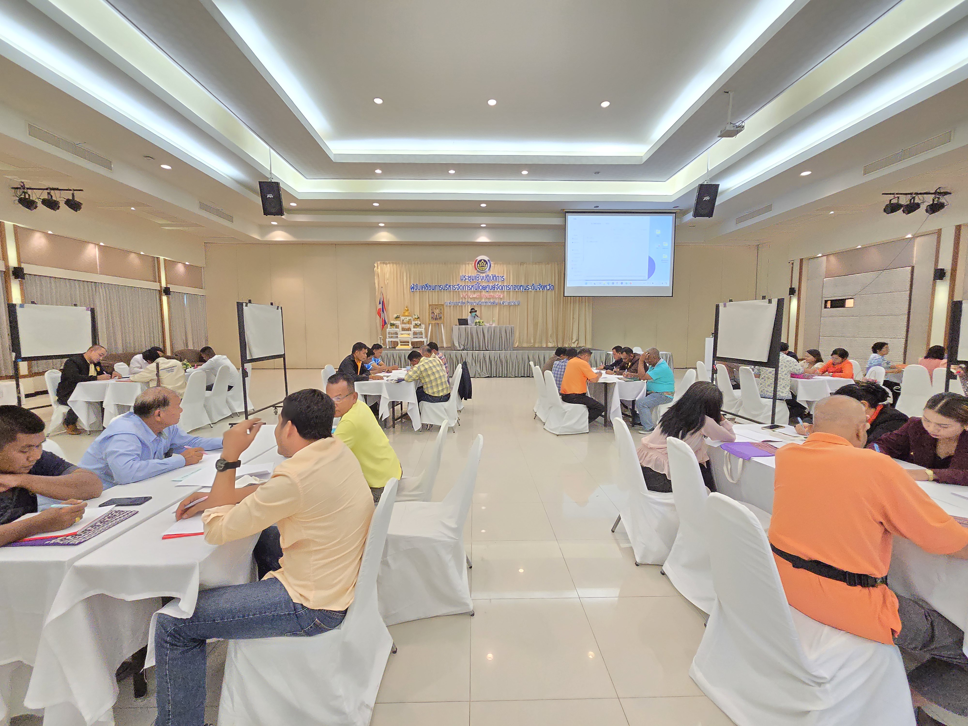 พช.สุราษฎร์ ติวเข้มผู้ขับเคลื่อนศูนย์จัดการกองทุนชุมชน ขับเคลื่อน ‘1 ครัวเรือน 1 สัญญา’ แก้ปัญหาหนี้สินประชาชน