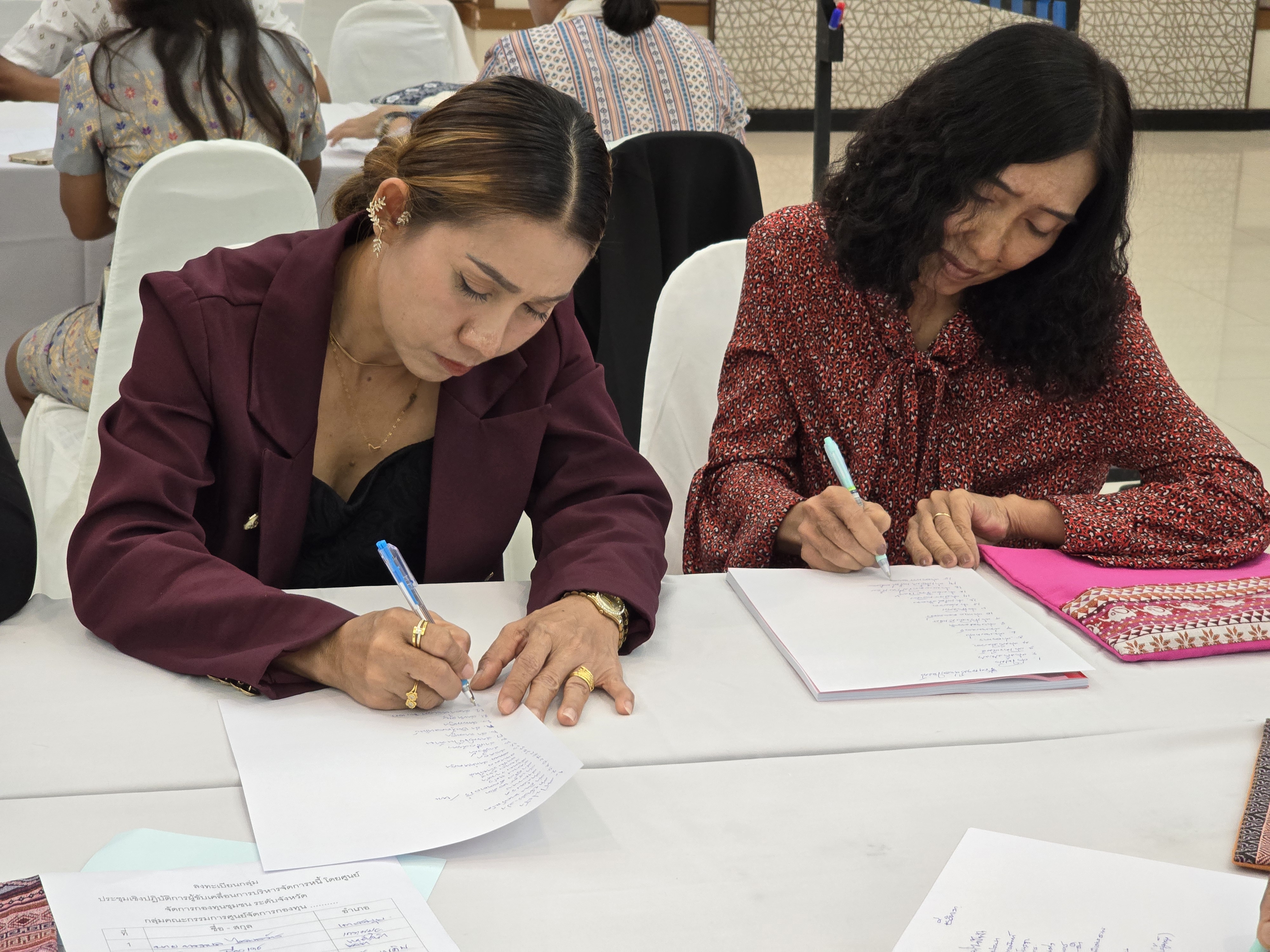 พช.สุราษฎร์ ติวเข้มผู้ขับเคลื่อนศูนย์จัดการกองทุนชุมชน ขับเคลื่อน ‘1 ครัวเรือน 1 สัญญา’ แก้ปัญหาหนี้สินประชาชน